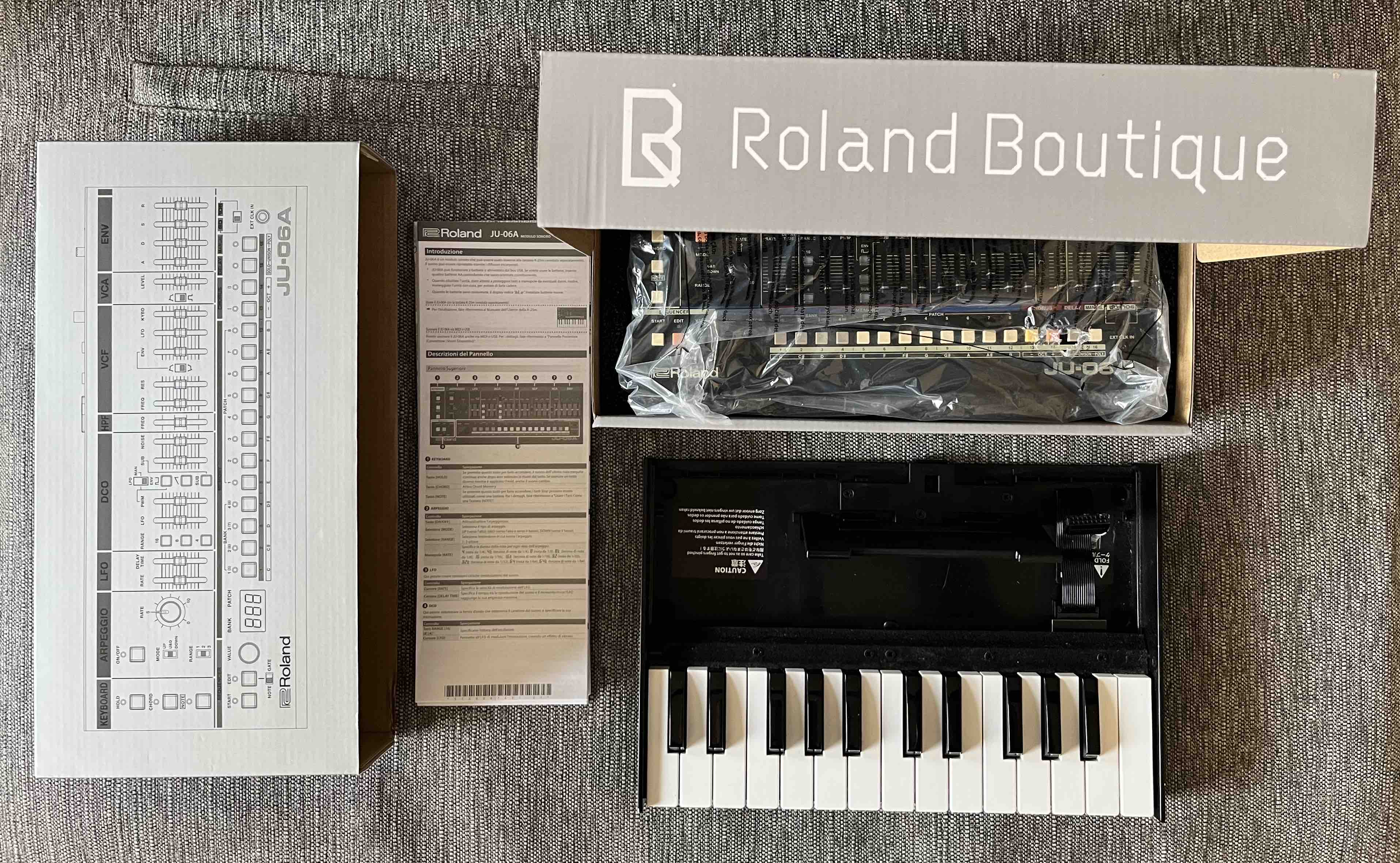 Roland JU06A + min clavier KM25