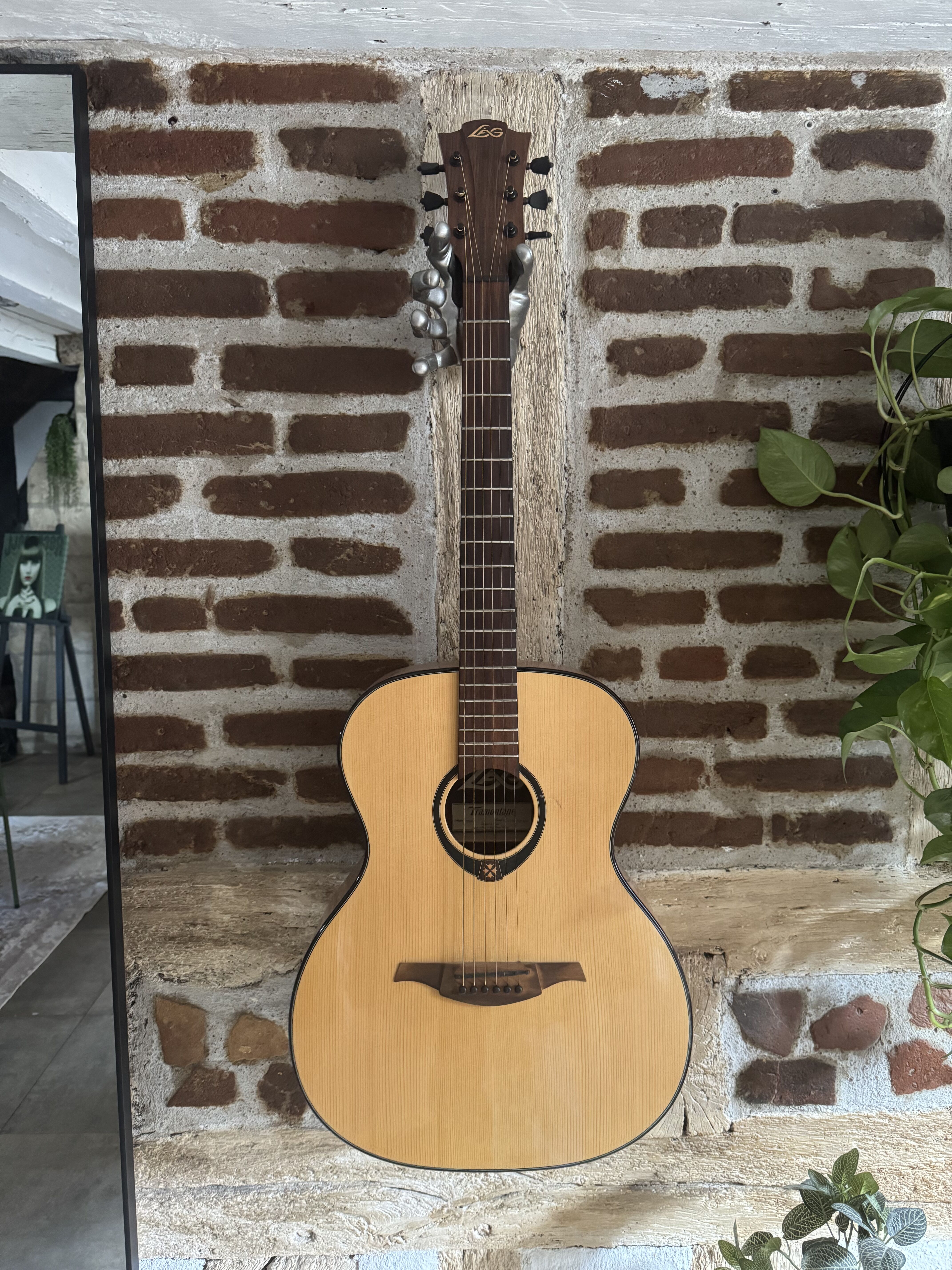 Guitare Acoustique LAG Tramontane T80A
