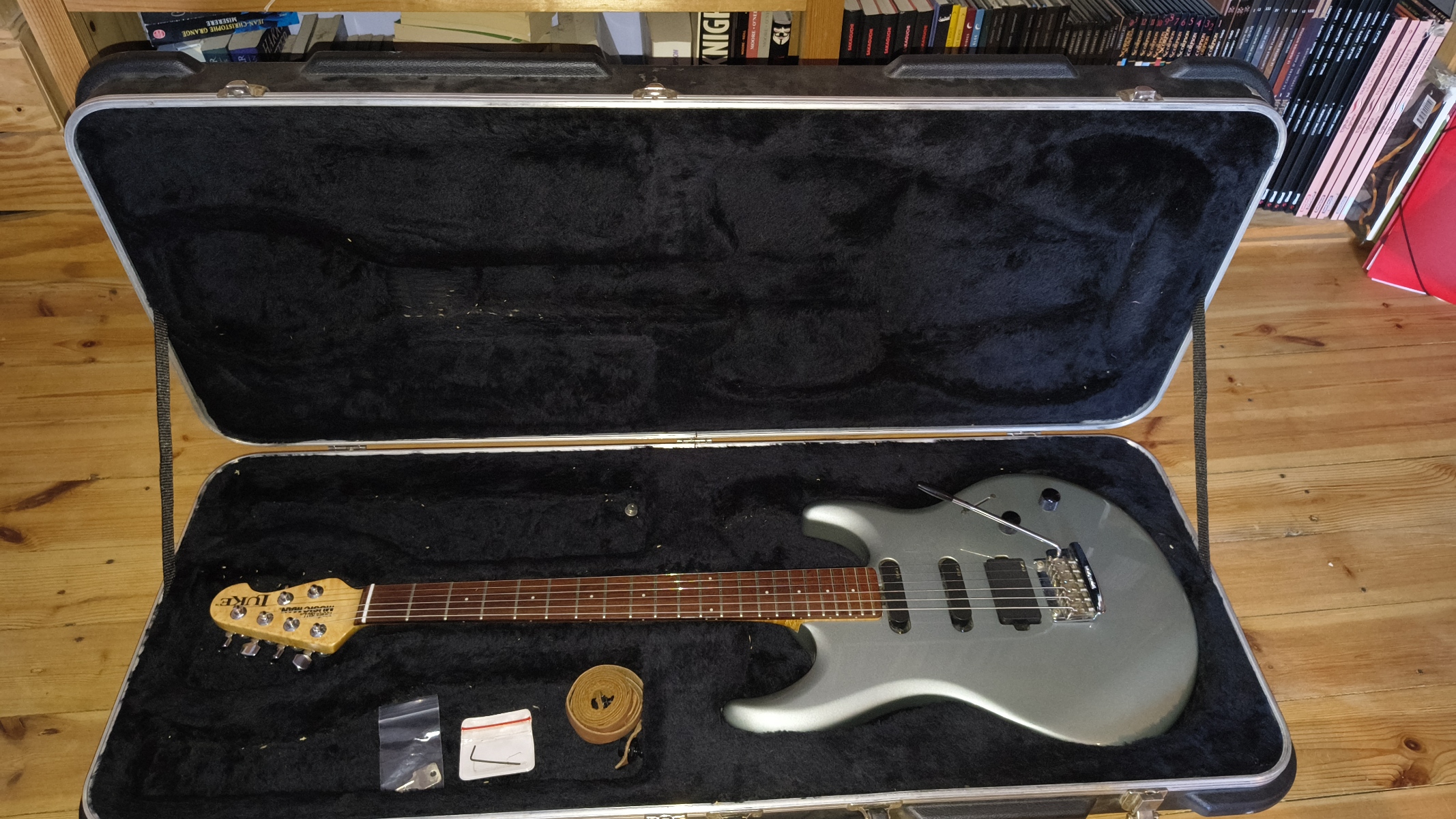 Vends Music Man Luke 2001 Excellent état avec étui d'origine.