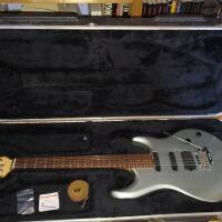 Vends Music Man Luke 2001 Excellent état avec étui d'origine.