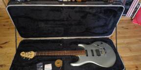 Vends Music Man Luke 2001 Excellent état avec étui d'origine.