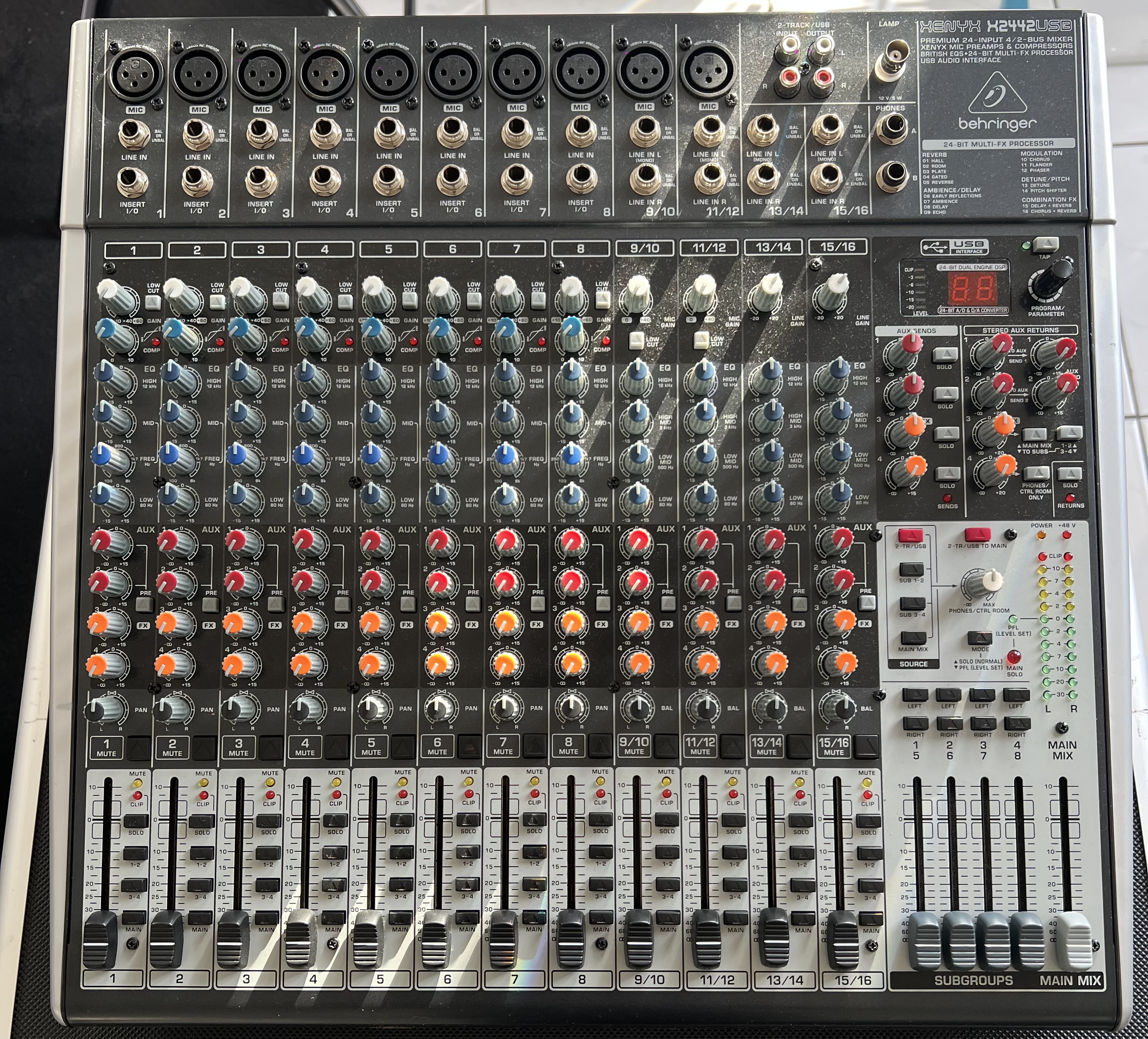 Table de mixage Behringer Xenyx X2442USB (comme neuve) + Flight Case Thomann