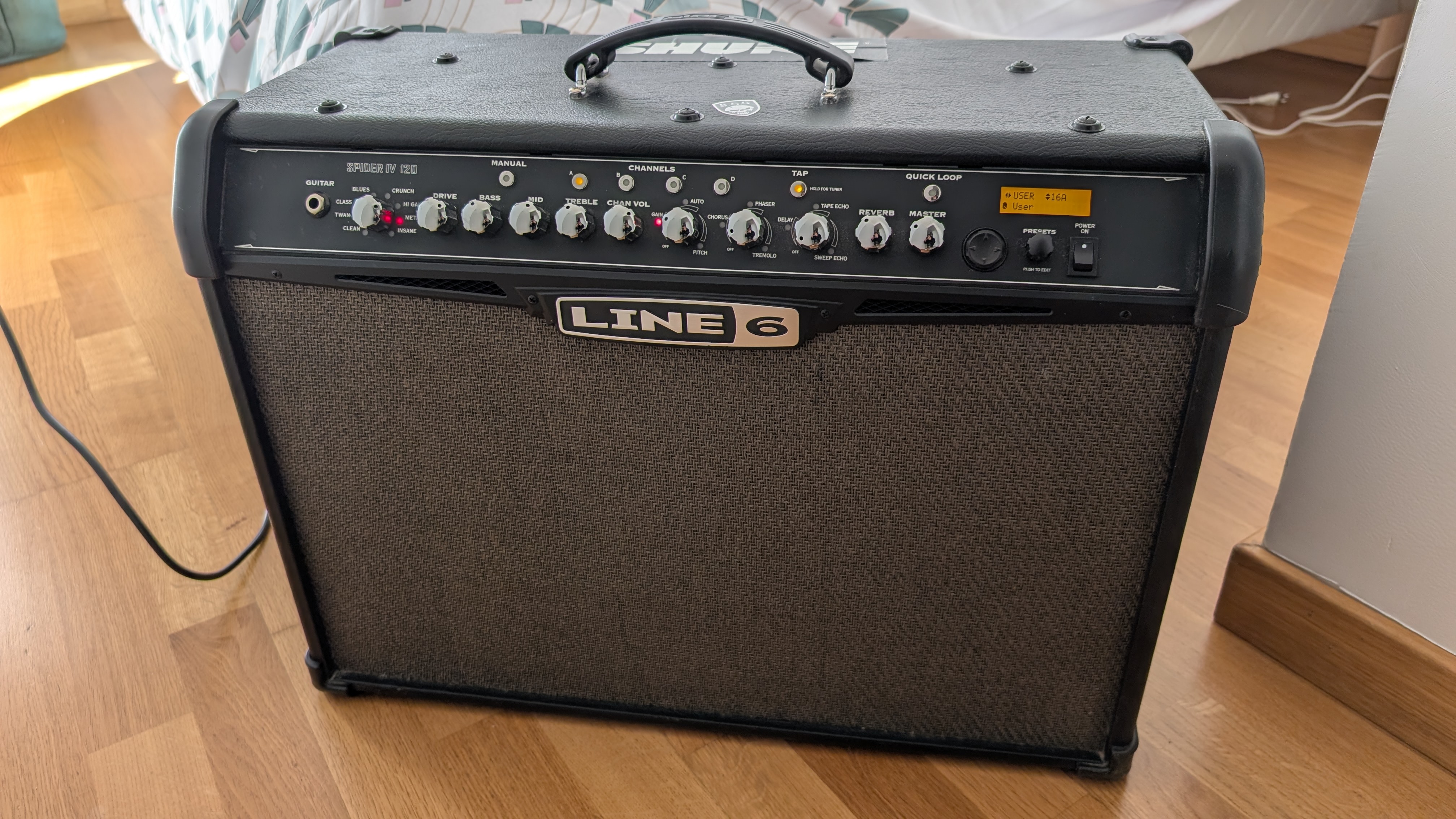 Vends ampli transistor Line 6 Spider IV 120 en très bon état.