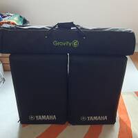 Vends 1 paire de Yamaha DBR15 + housses d'origine + 1 paire de pieds Gravity (acier !) + leur sac de transport d'origine