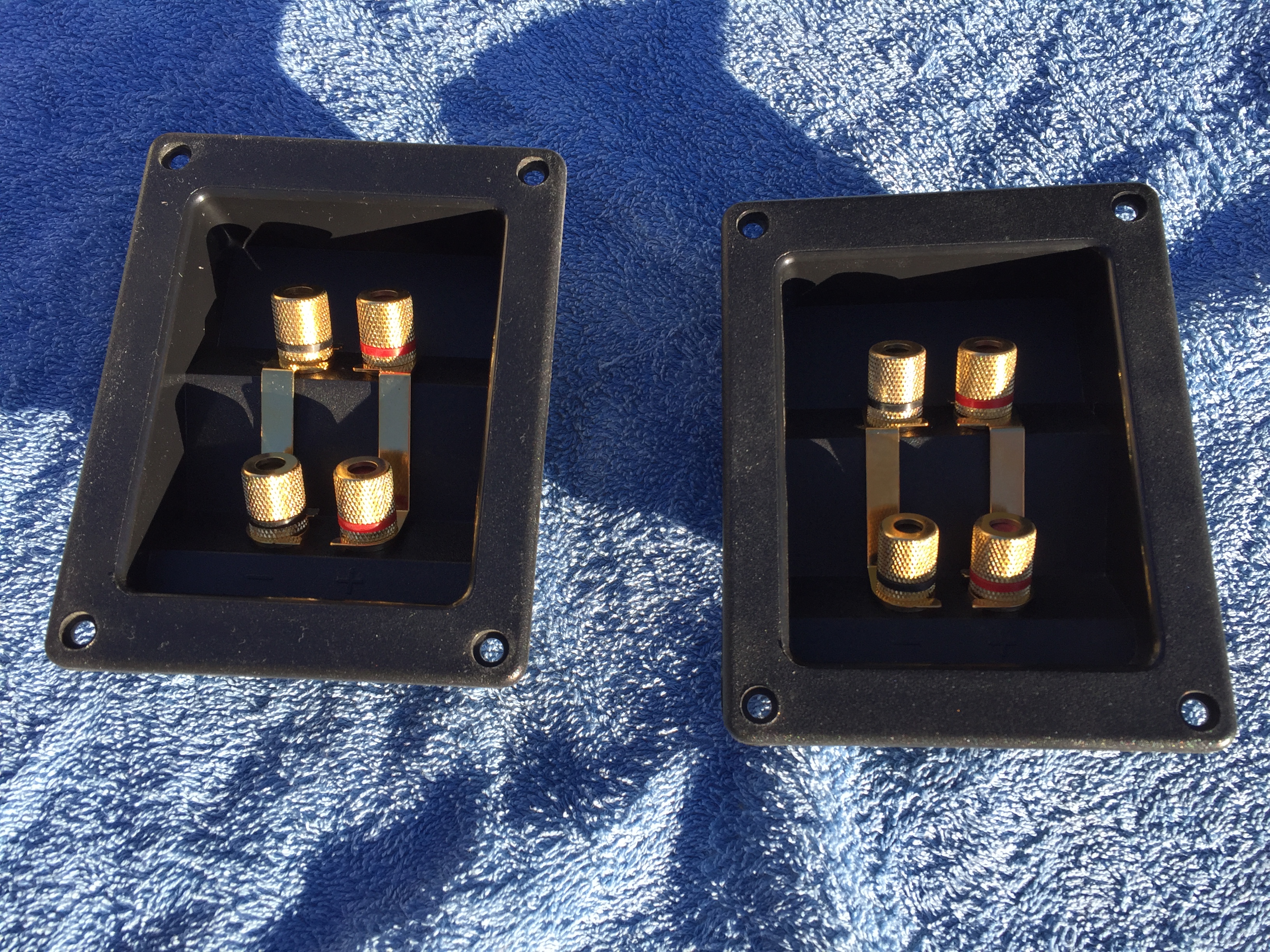 Vends 2 borniers contacts or pour enceintes