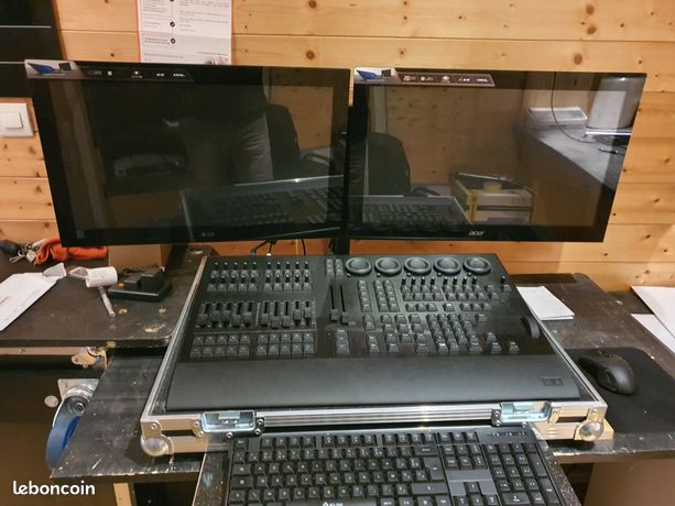 Vente solution lumière complète et prête à exploiter comprenant : grandMA3 on PC commande wing