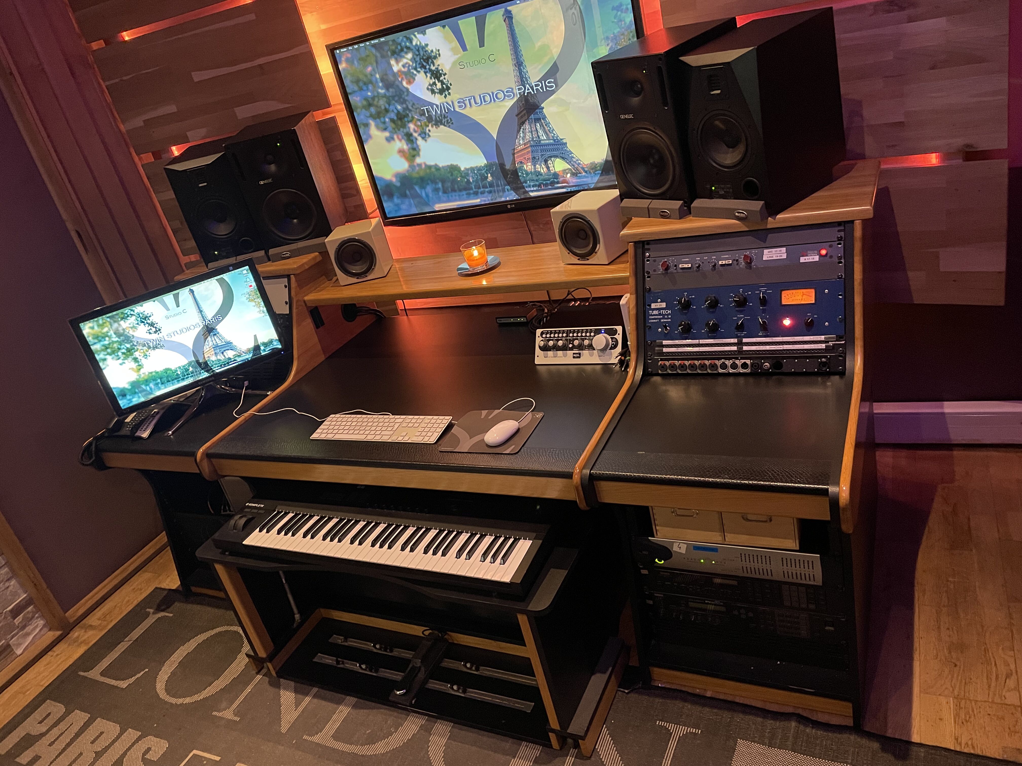 Zaor Terra + Meuble optionnel avec roulettes et vérins pour clavier