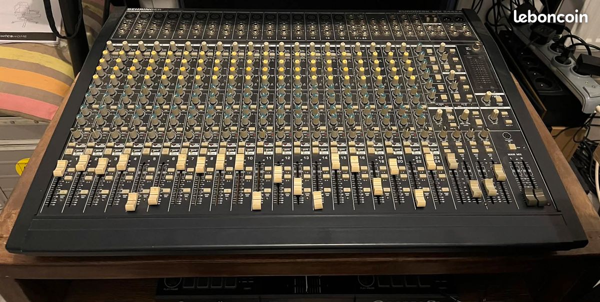 Table de Mixage Analogique 24 Pistes Behringer Eurodesk MX2442A