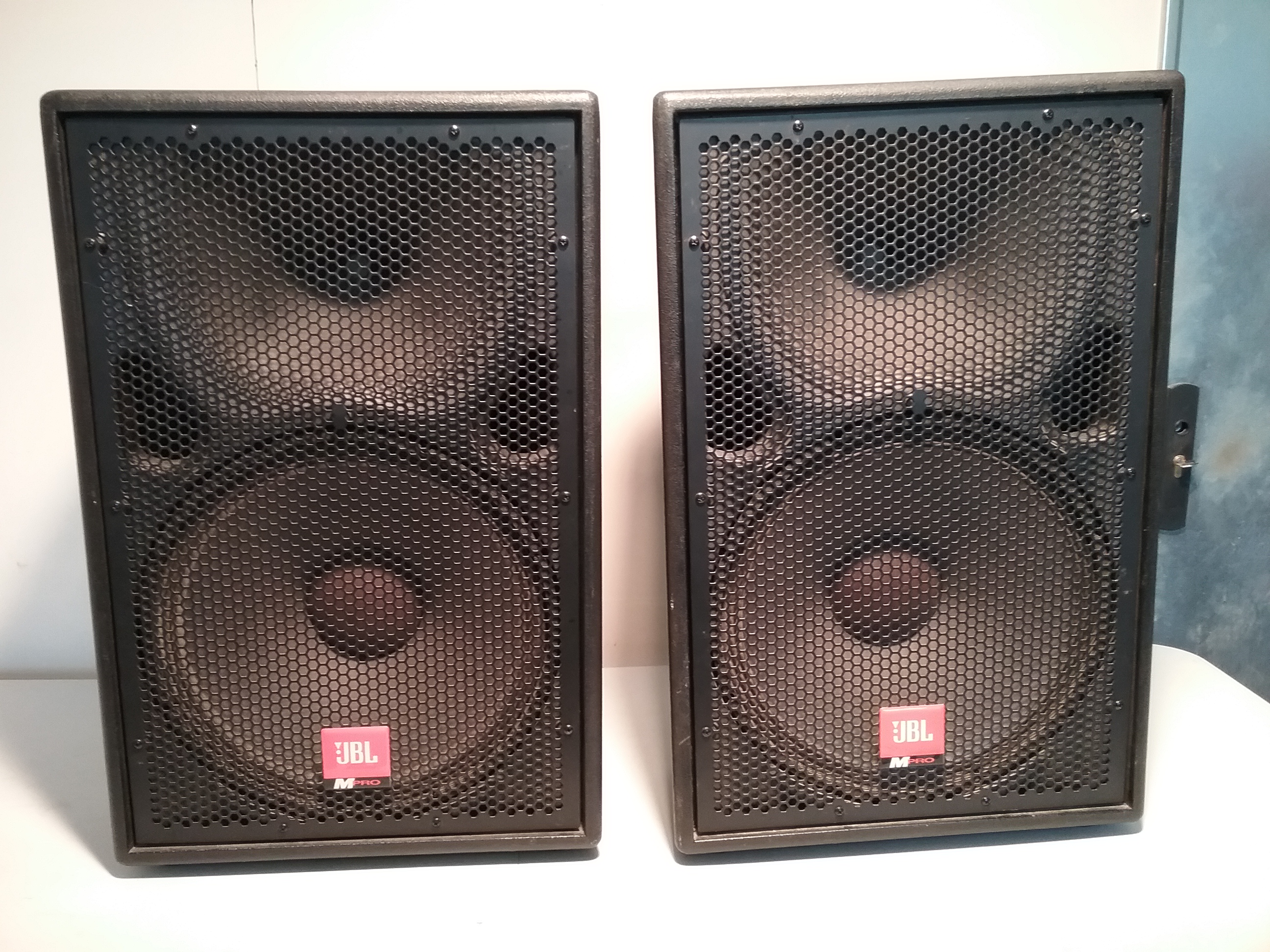 Vends 2 enceintes de sonorisation JBL MP 415