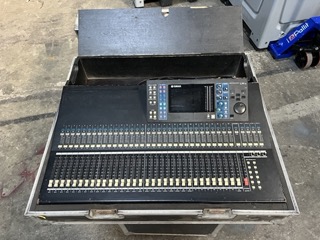 Yamaha LS9-32  - console numérique - 32 voies - 32 mic, 16 aux + flight case