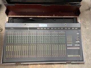 Console de mixage Yamaha MC3210M + flightcase