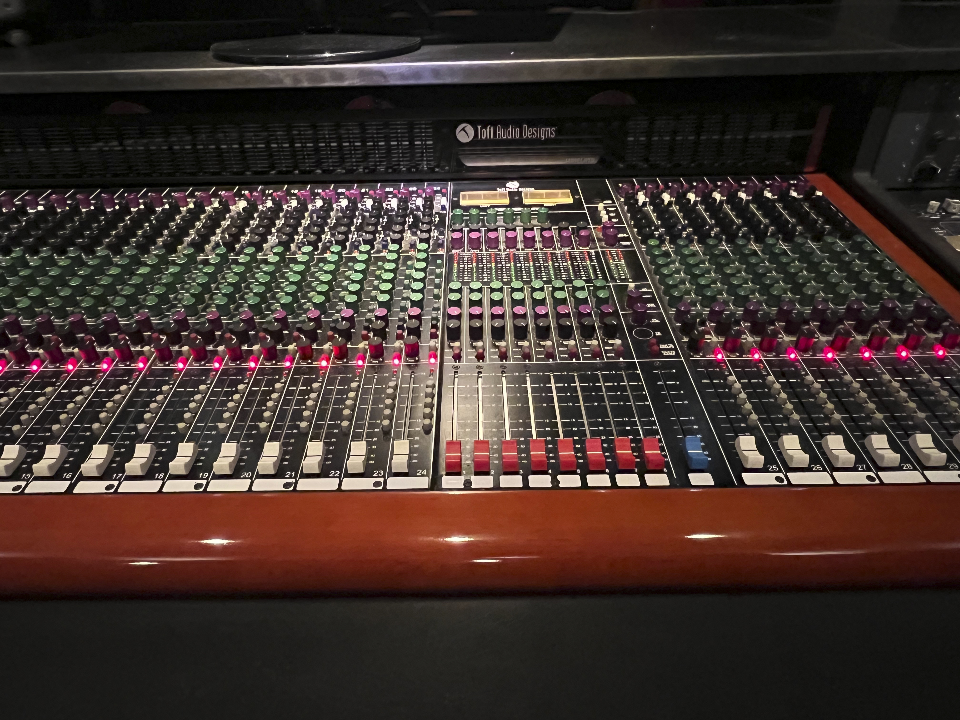 Console analogique Toft Audio Designs ATB 32 + Meter Bridge
