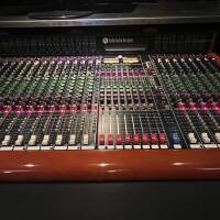Console analogique Toft Audio Designs ATB 32 + Meter Bridge + tout le cablage et meuble sur mesure avec patch et rack