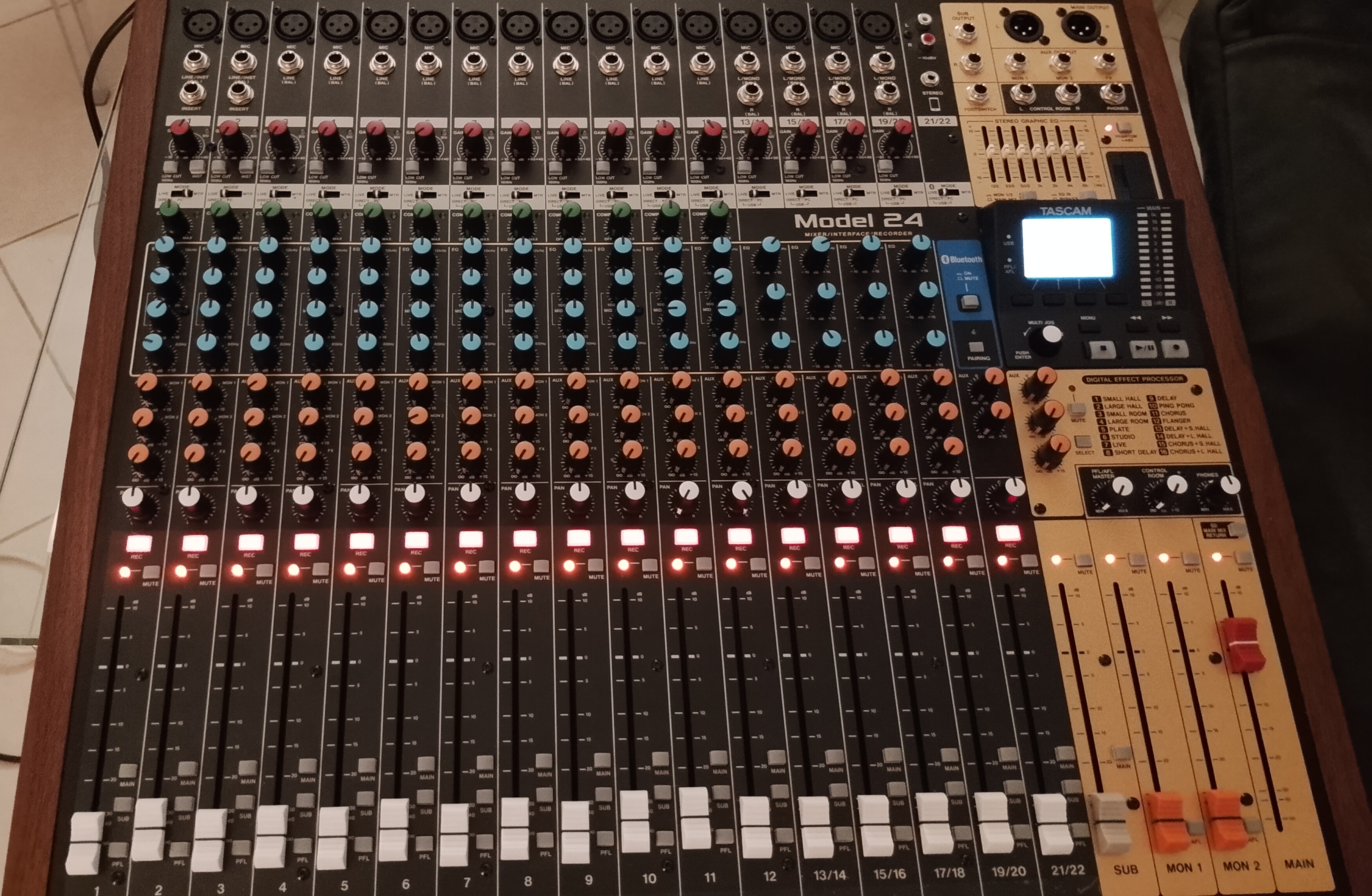 vends Tascam model 24 état neuf avec sa housse spécifique 