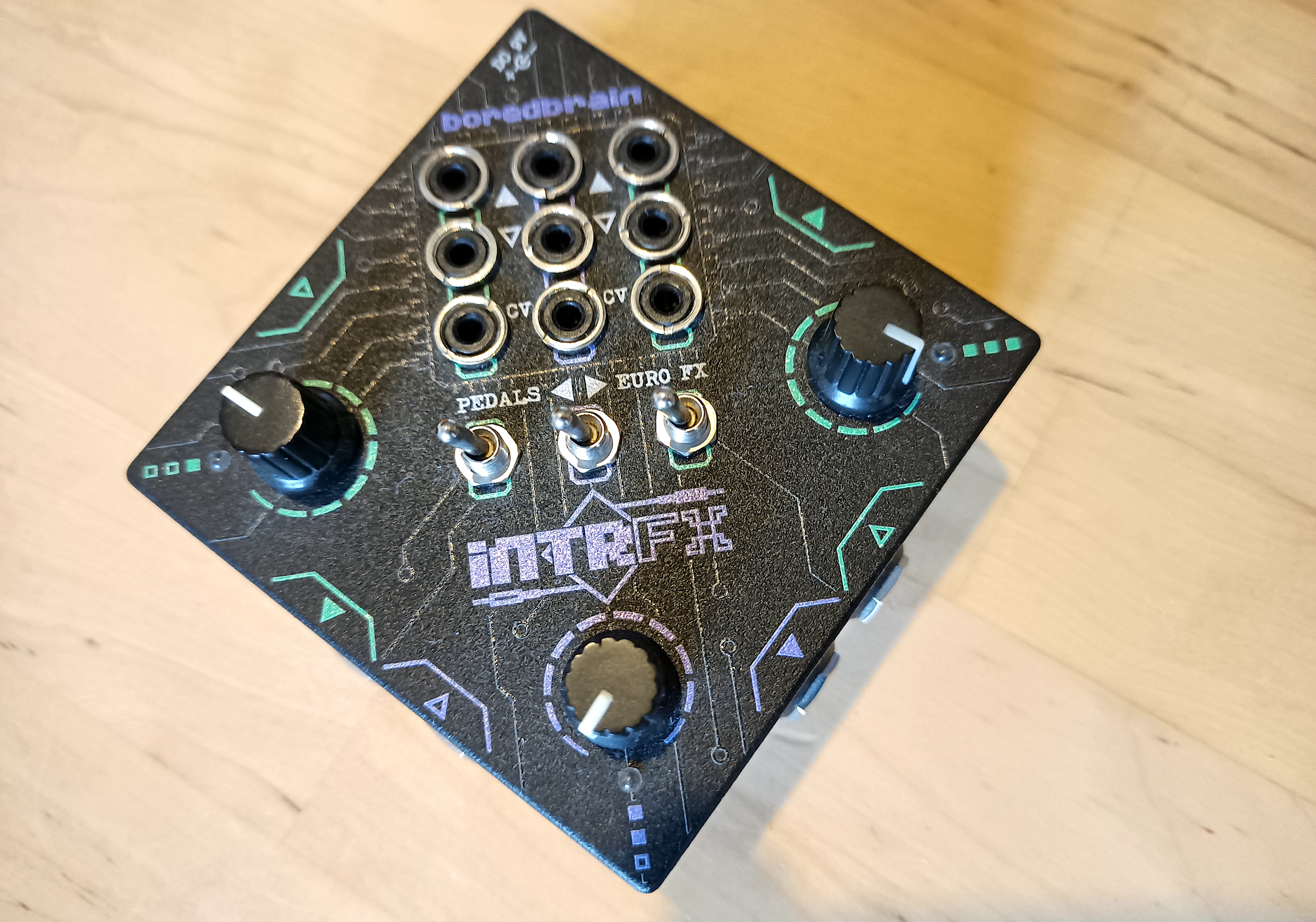 Vend Boredbrain IntrFX - interface eurorack/pédales d'effets