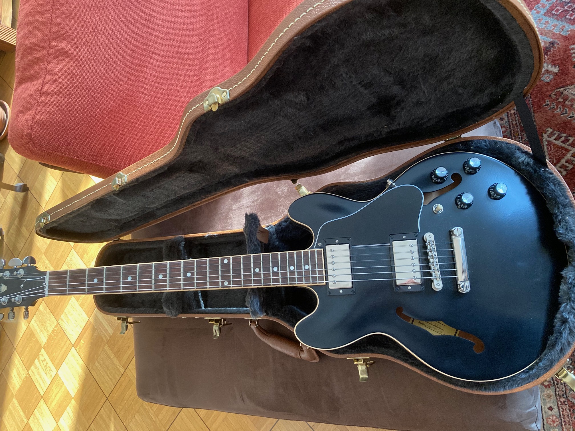 Vend guitare électrique Gibson 339 Black Satin en parfait état d'origine. 