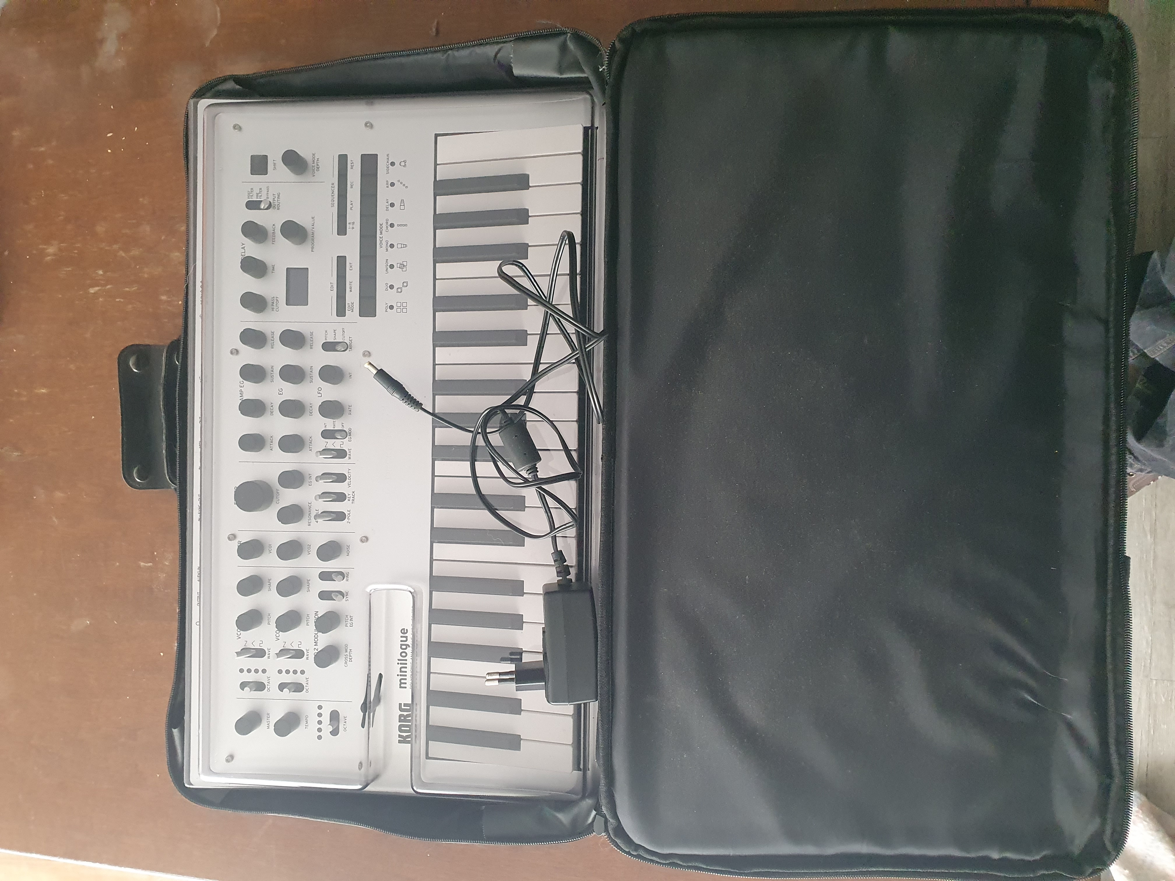 Korg Minilogue + decksaver + housse