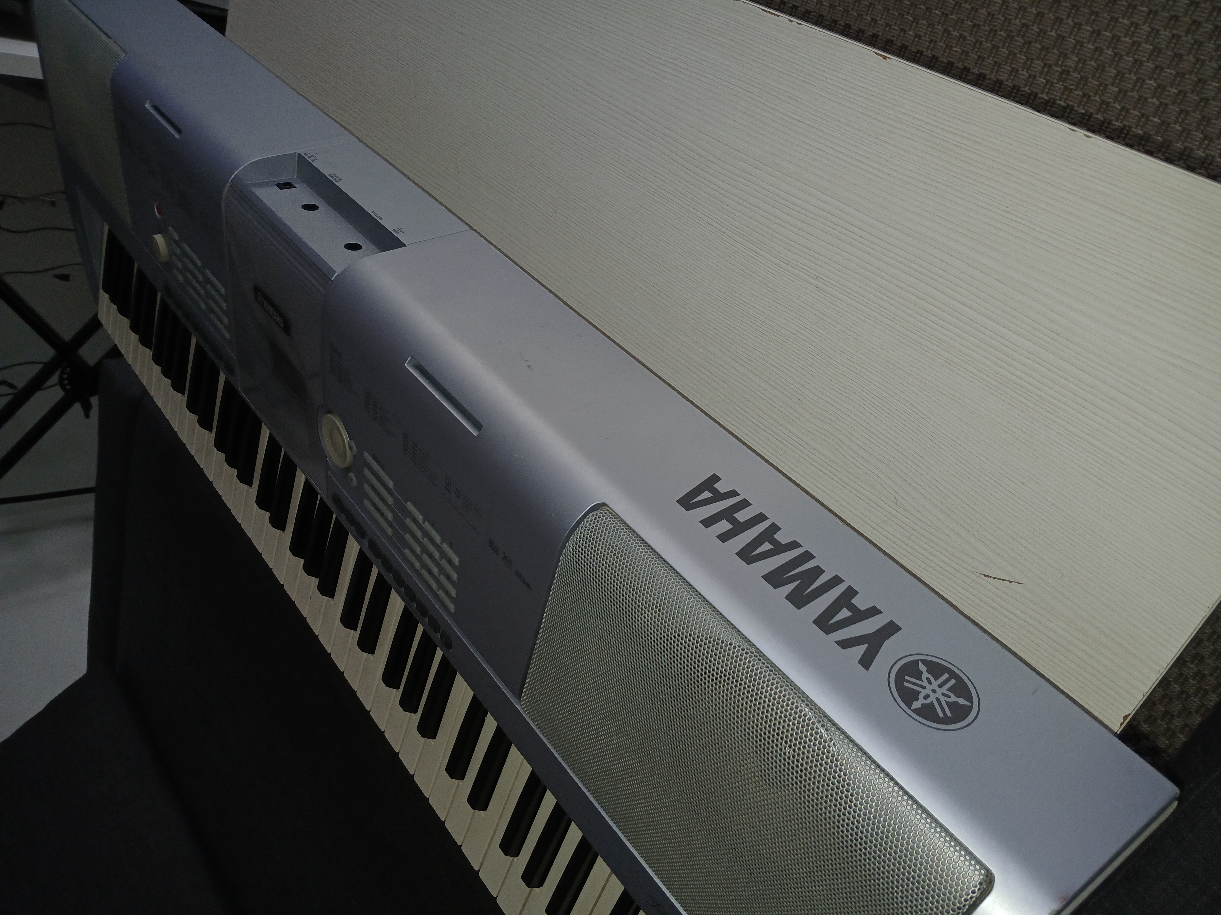 SYNTHÉTISEUR arrangeur  YAMAHA DGX 203