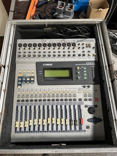 YAMAHA 01V - console numérique 16 voies