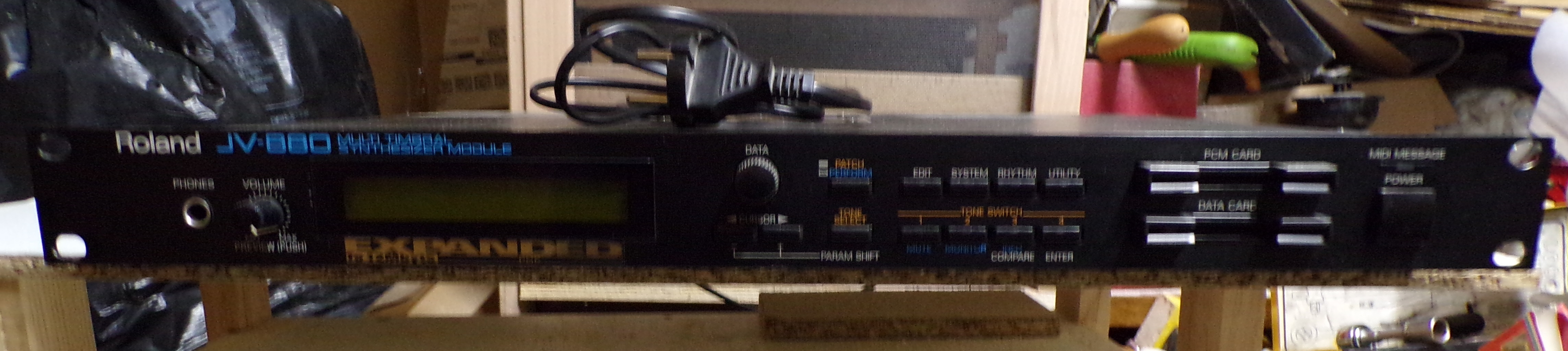 Roland JV-880 + SR-JV80-01 Pop + JD-800 PCM-08 + M-256E – très bon état