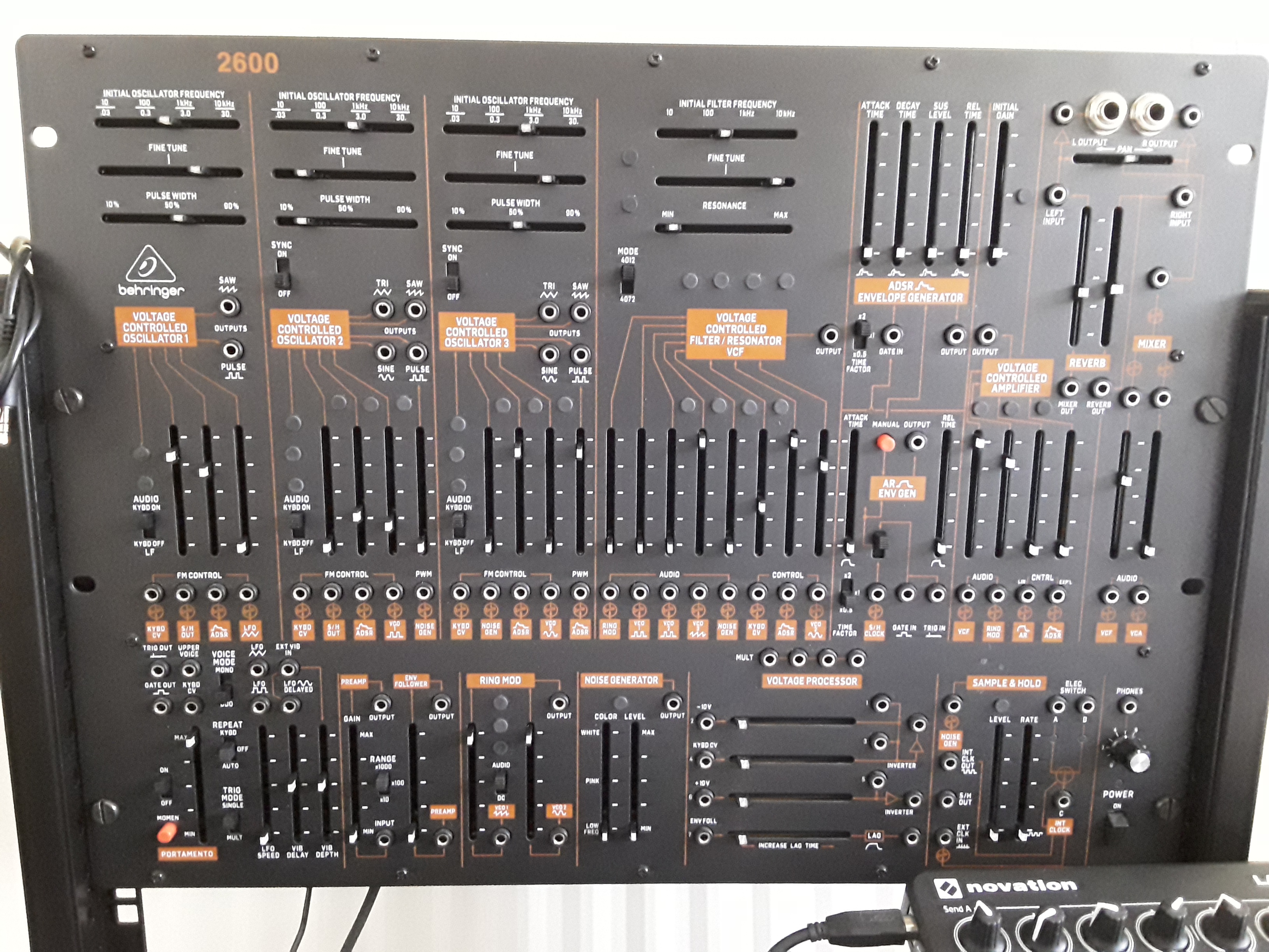 Behringer 2600