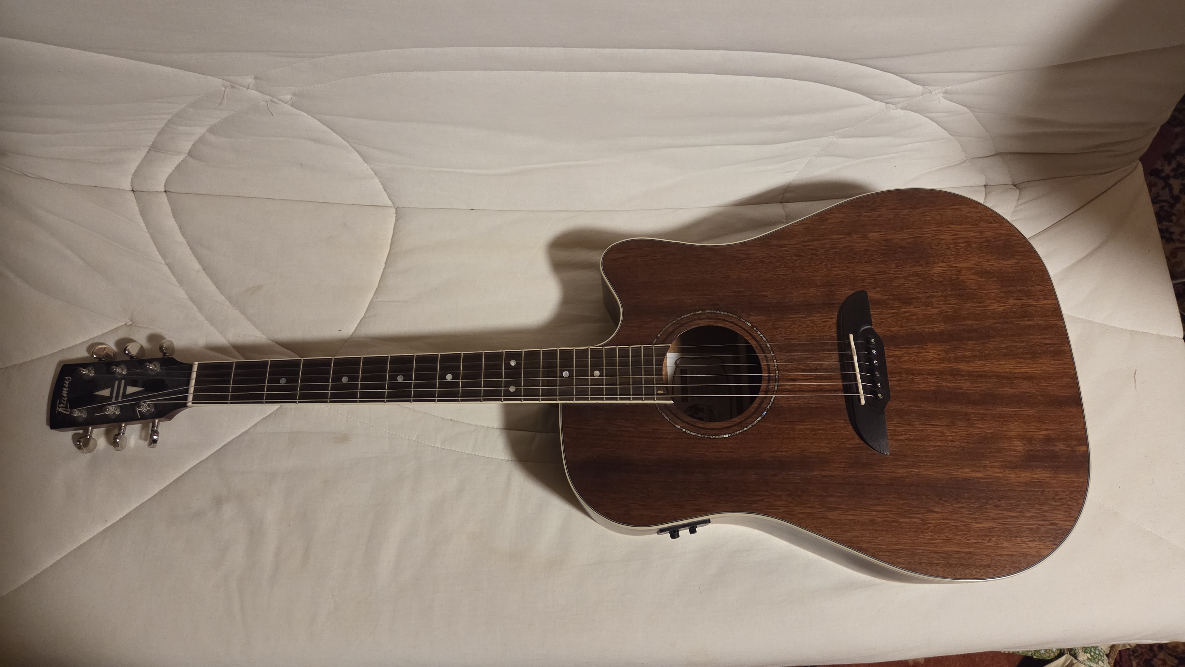 Vends guitare électro-acoustique FRAMUS