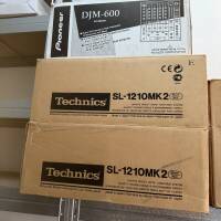 2 × Technics SL-1210MK2 (version noire)