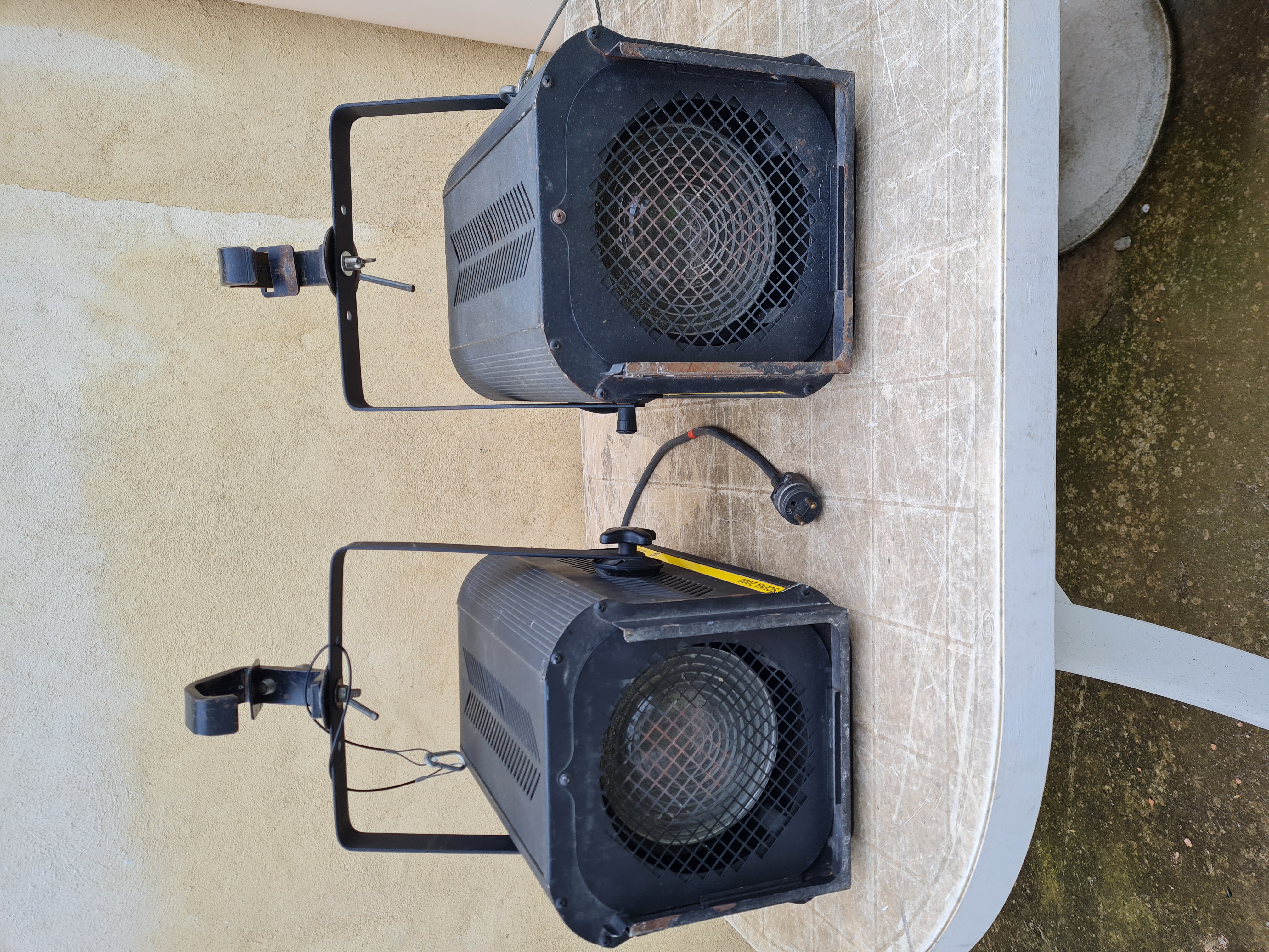 Vends 2 PC SCENA 2000 Fresnels