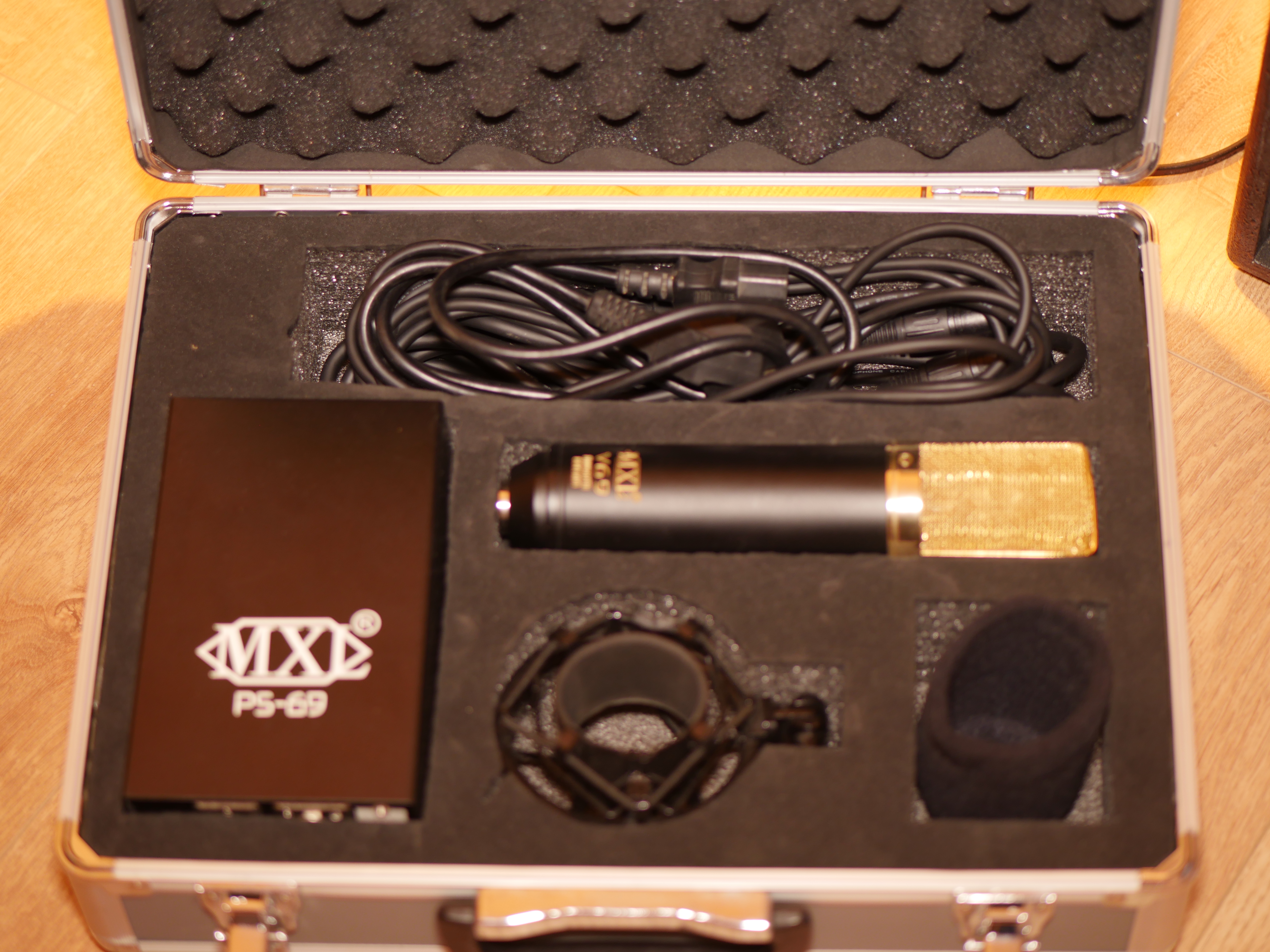 MXL V69 Mogami Edition Microphone à Lampe – PCB Nouvelle Génération – Son Chaud