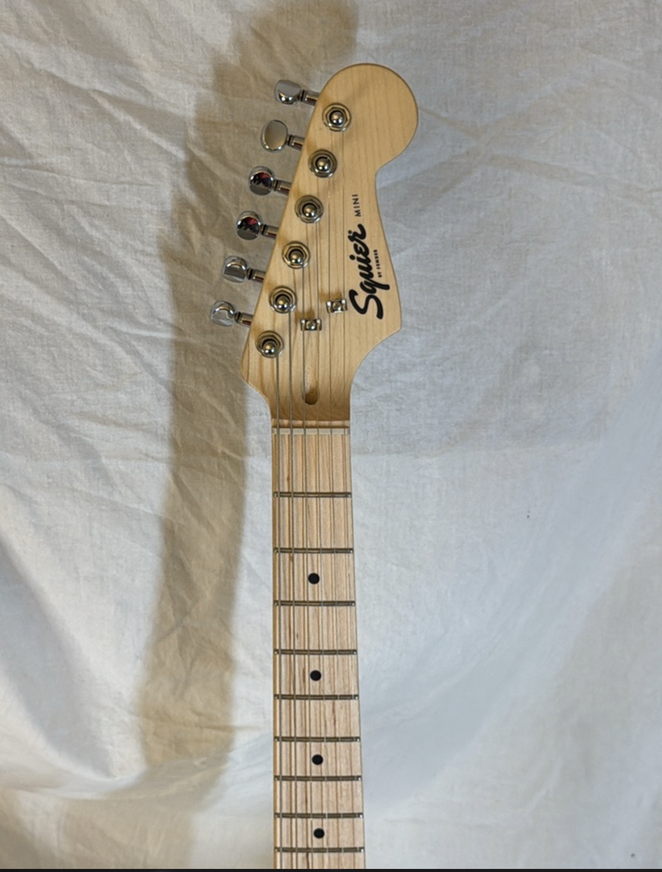 Squier mini Strat + housse Fender à sa taille (2)