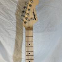 Squier mini Strat + housse Fender à sa taille (2)