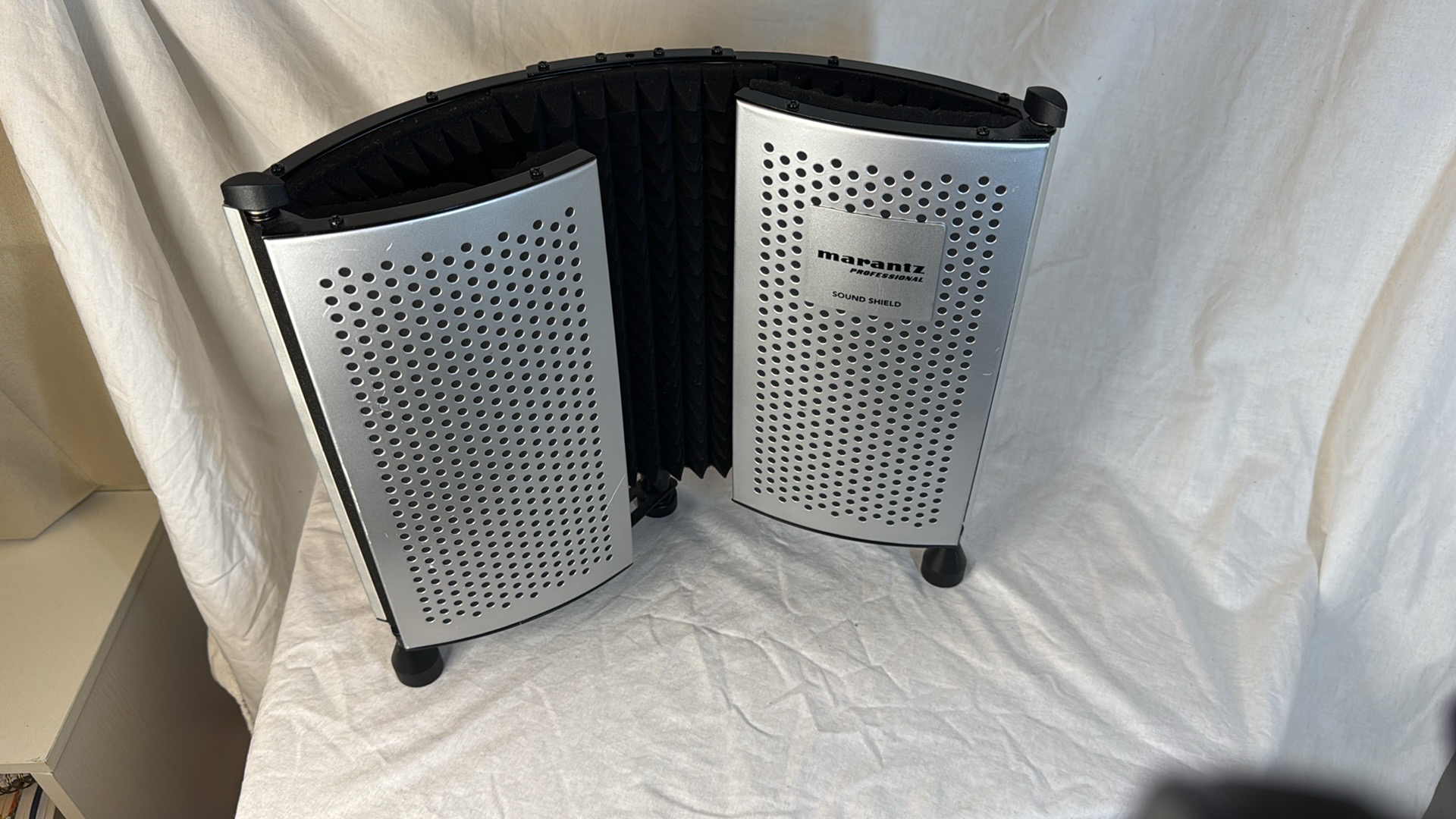 Isolateur acoustique vocale en très bon état