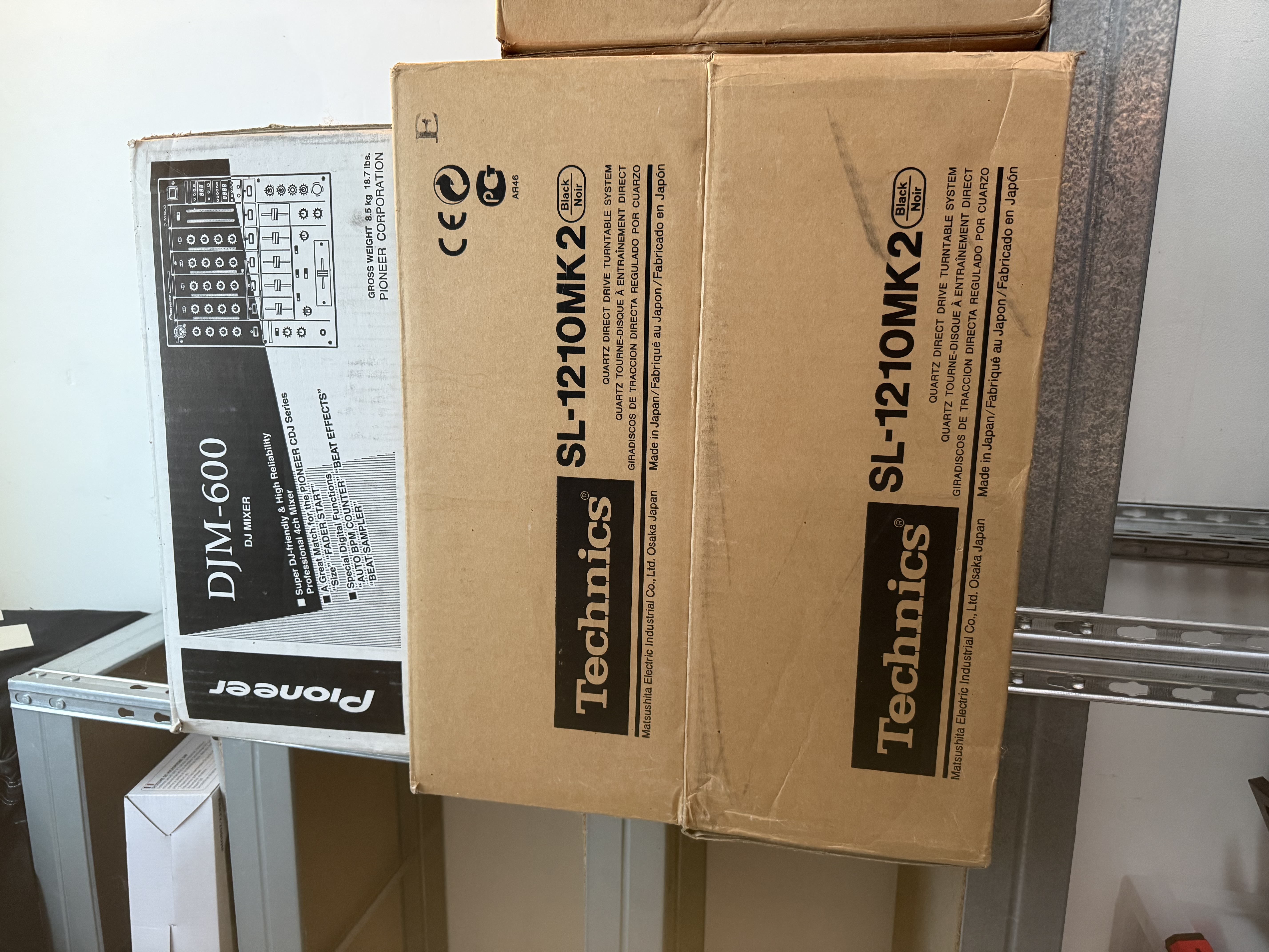 	1 × Pioneer DJM-600