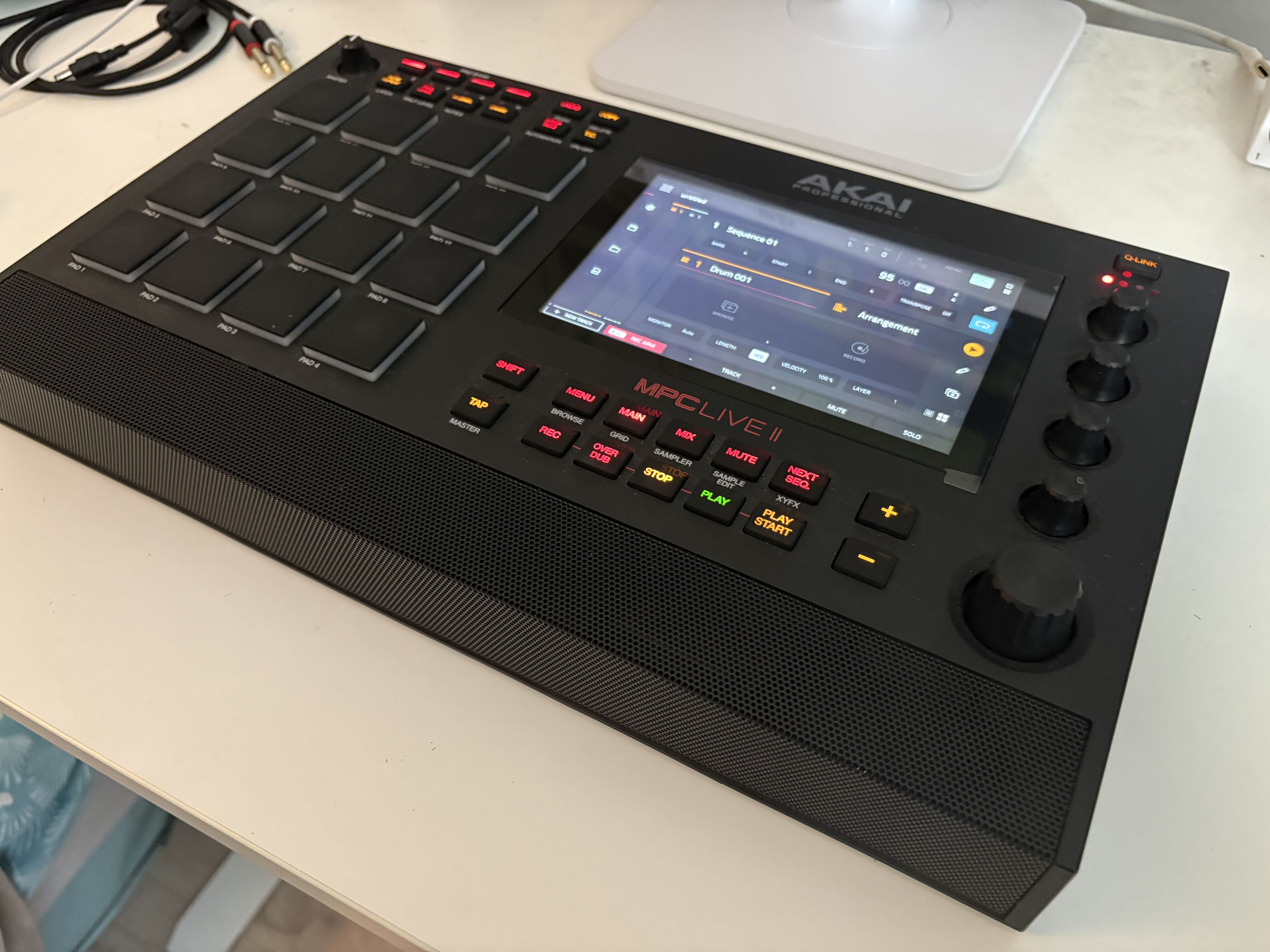 Akai MPC Live II + decksaver + housse de transport