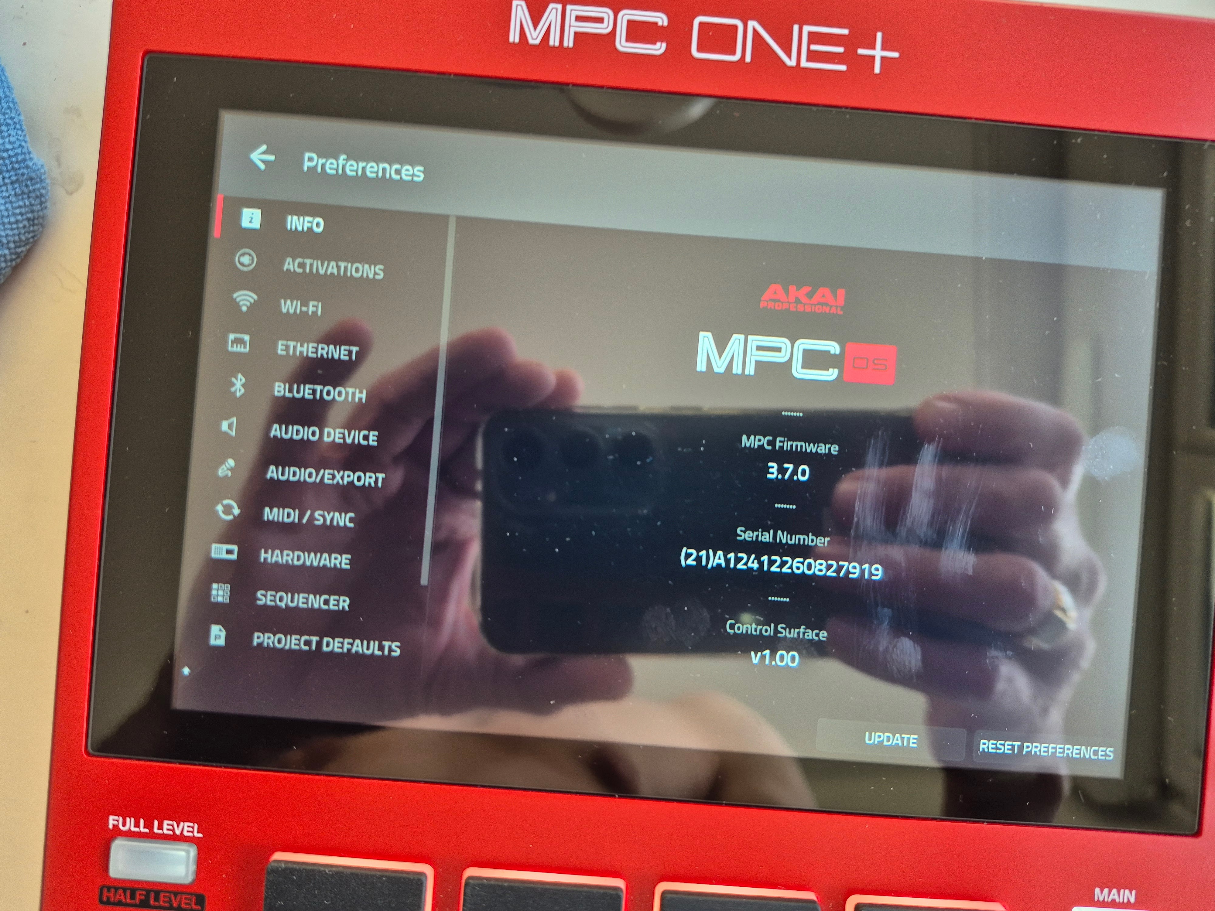 Akai MPC One+ standalone sampler / groovebox (comme neuve) Firmware MPC OS 3.7.0 installé.
