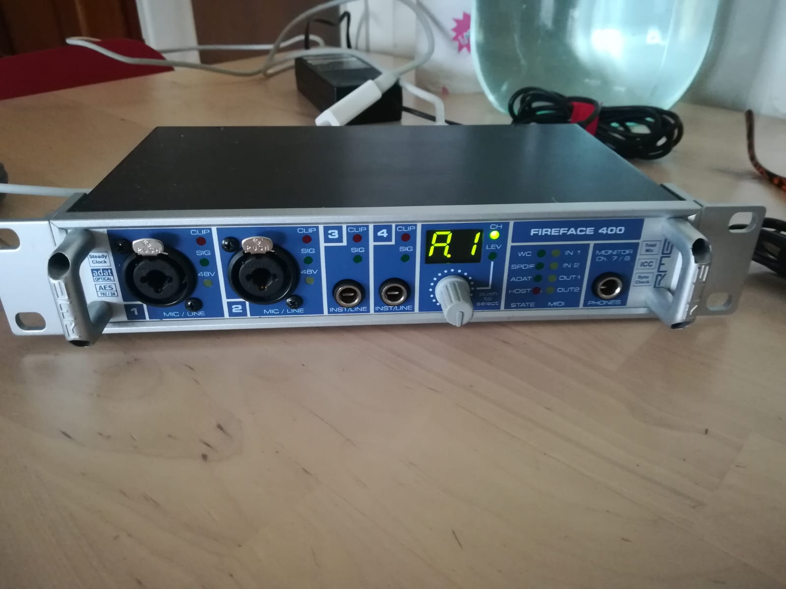 RME Fireface 400, Alimentation, câble Firewire 400-800