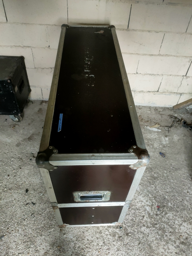 flycase pour 2 ecrans plats + 1 tv 42 pouces