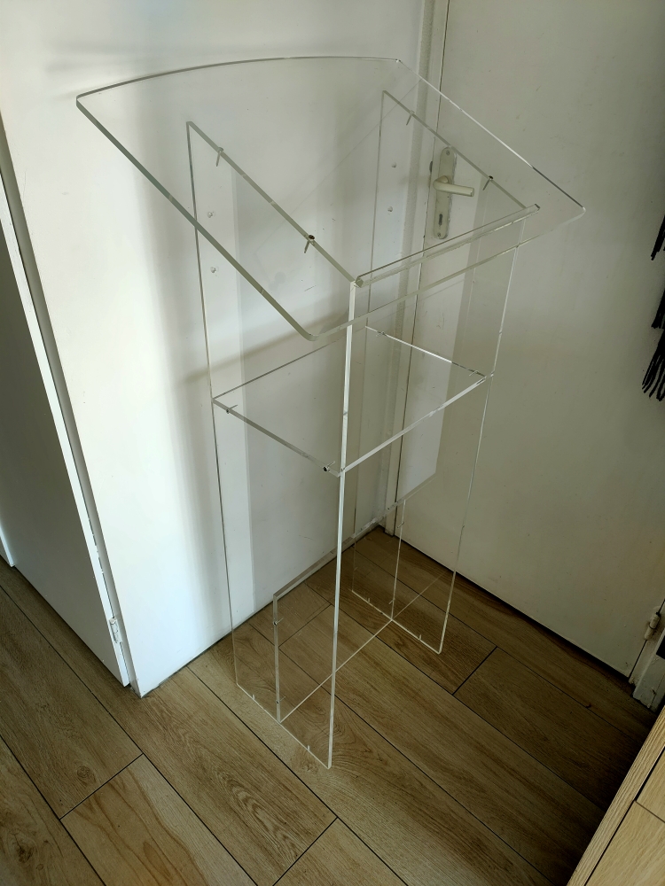 vends pupitre en plexiglass avec flycase