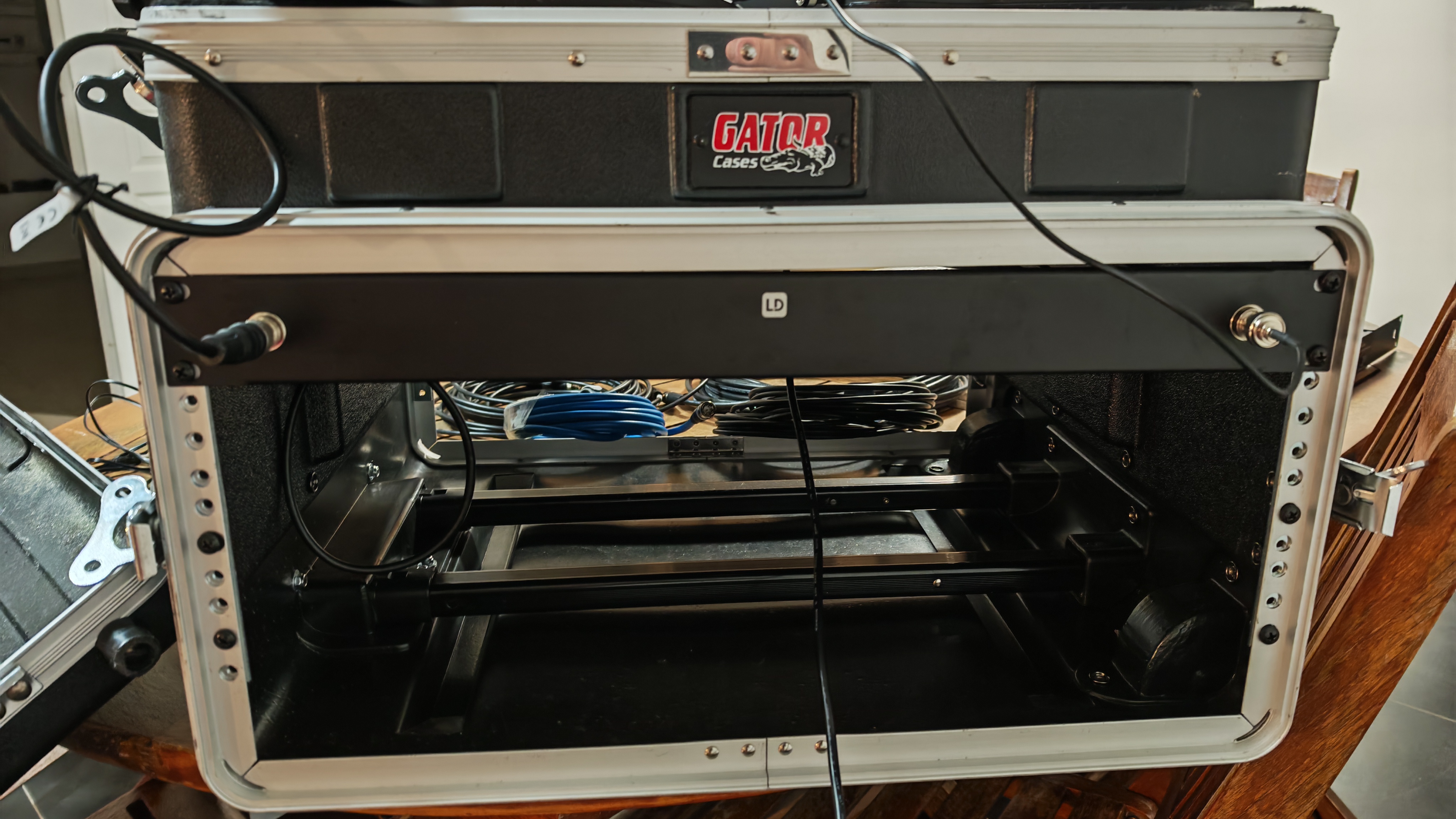 Set d'antennes directionnelles large bande UHF avec répartiteur 4 canaux + câbles BNC + Gator studio 2+ LD