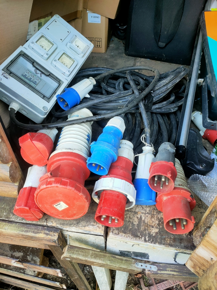 vends a l,unité ou par lot divers cables et prises 32 , 63 ,125,, tri et mono phasé voir ma liste