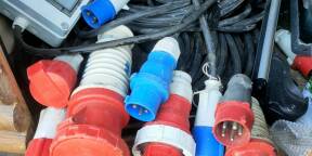 vends a l,unité ou par lot divers cables et prises 32 , 63 ,125,, tri et mono phasé voir ma liste