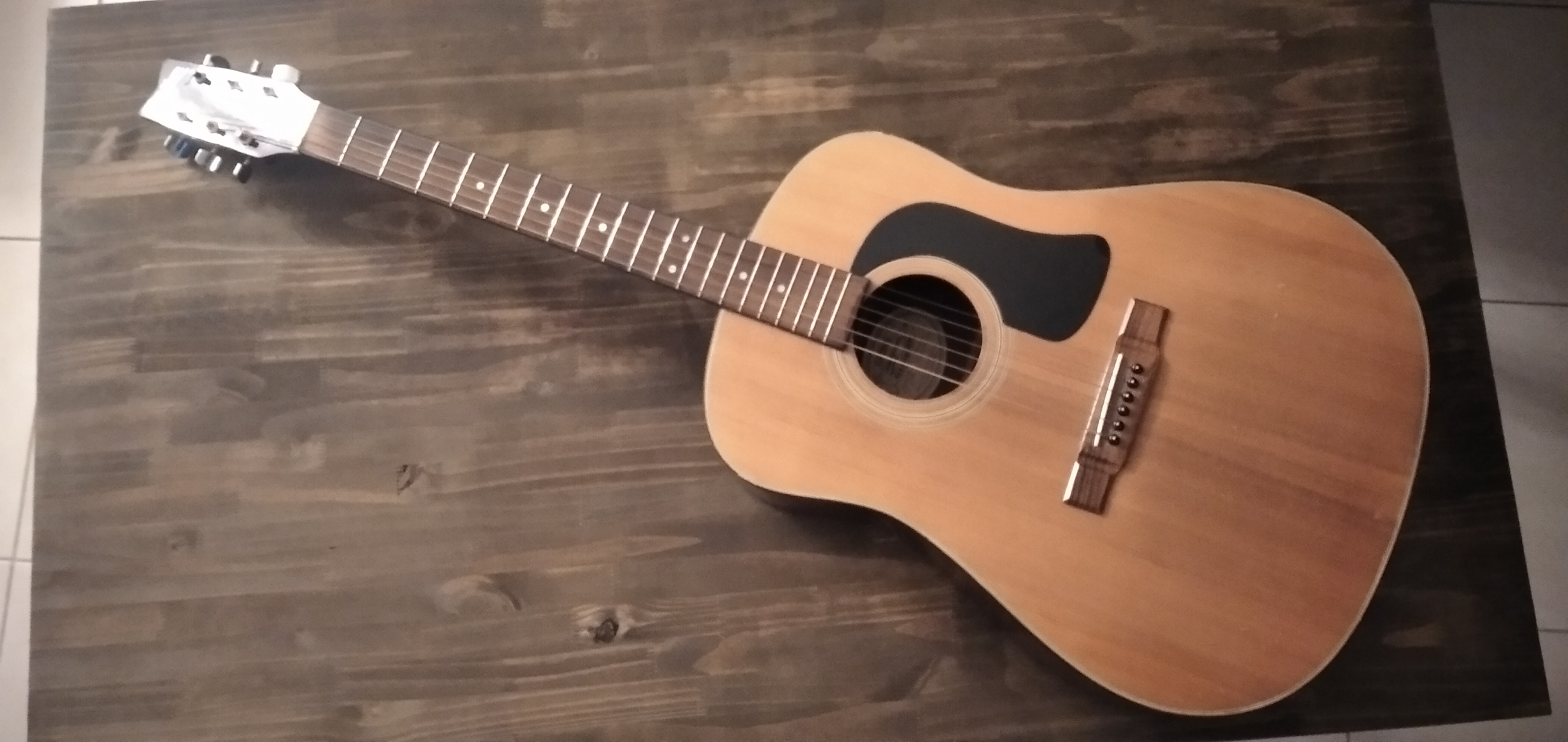 vends guitare droitier Washburn D10 N 1990