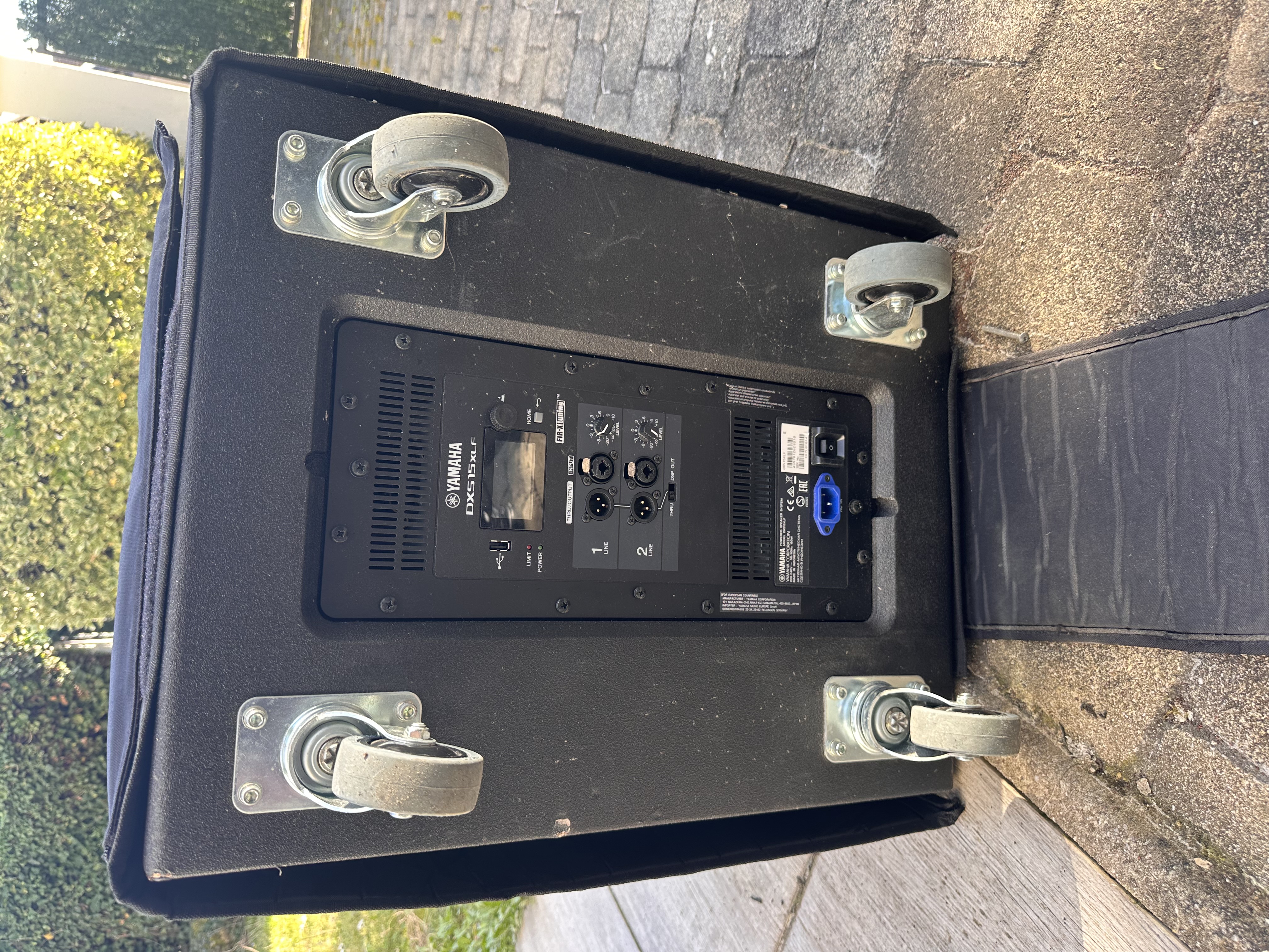 Caisson basse Yamaha + Housse + roues 