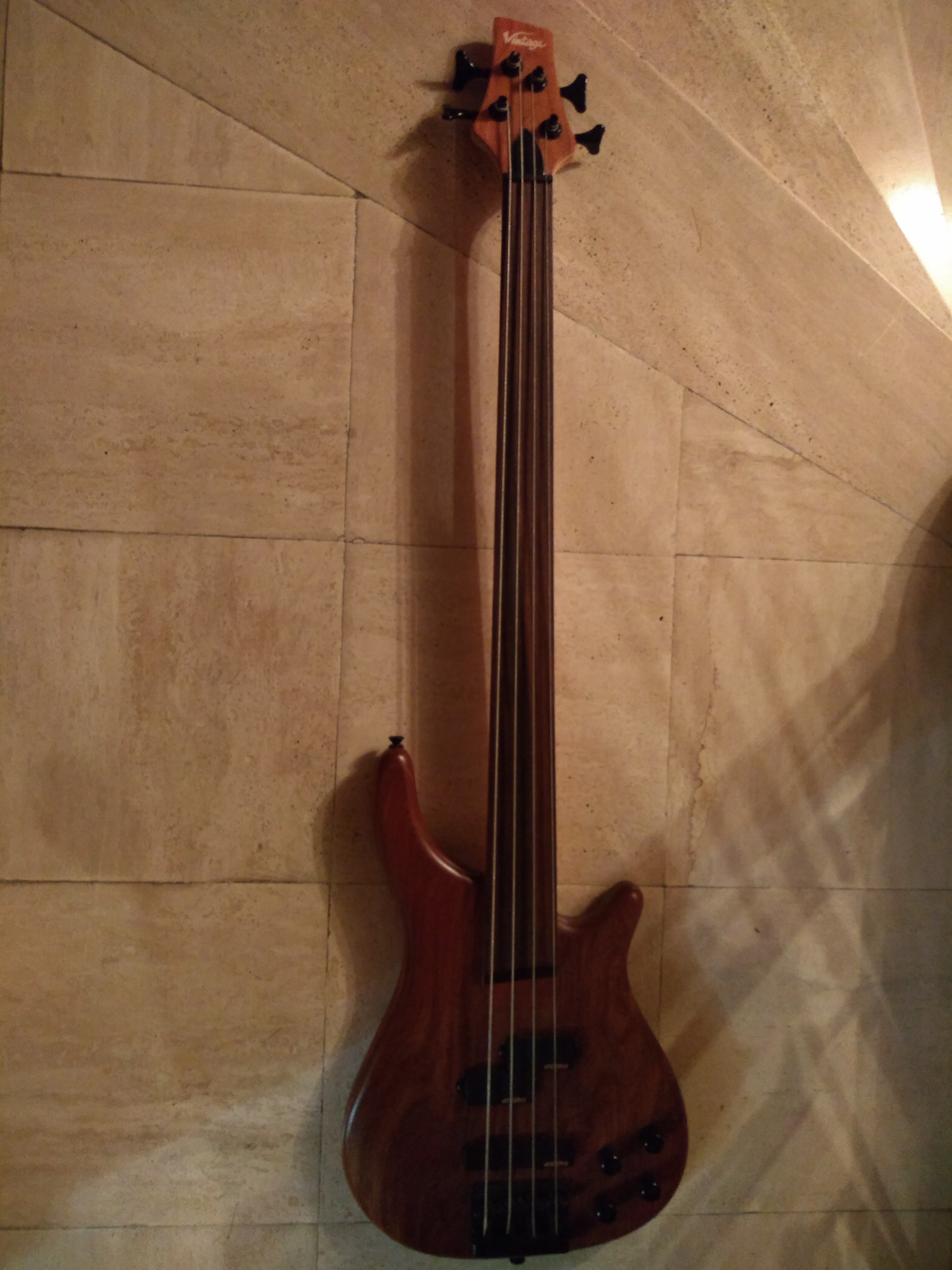 VDS basse fretless Acajou état neuf avec sangle et housse 95 euros