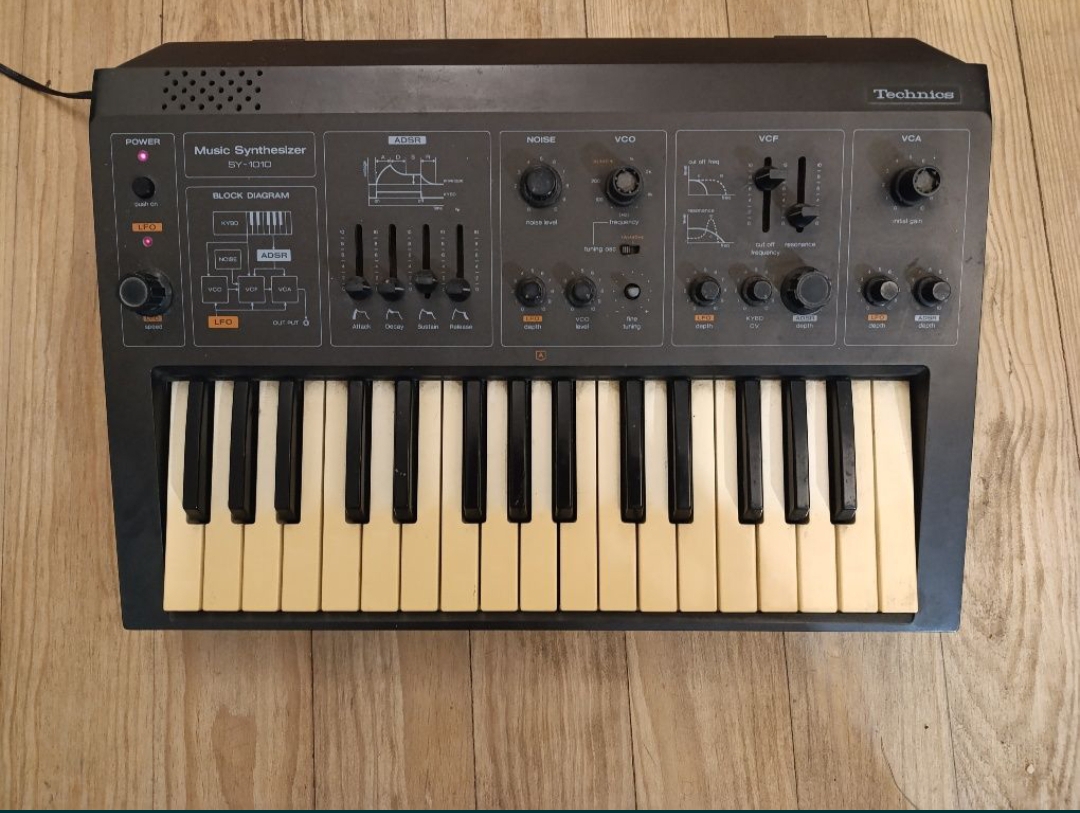 Synthesiser Technics SY-1010