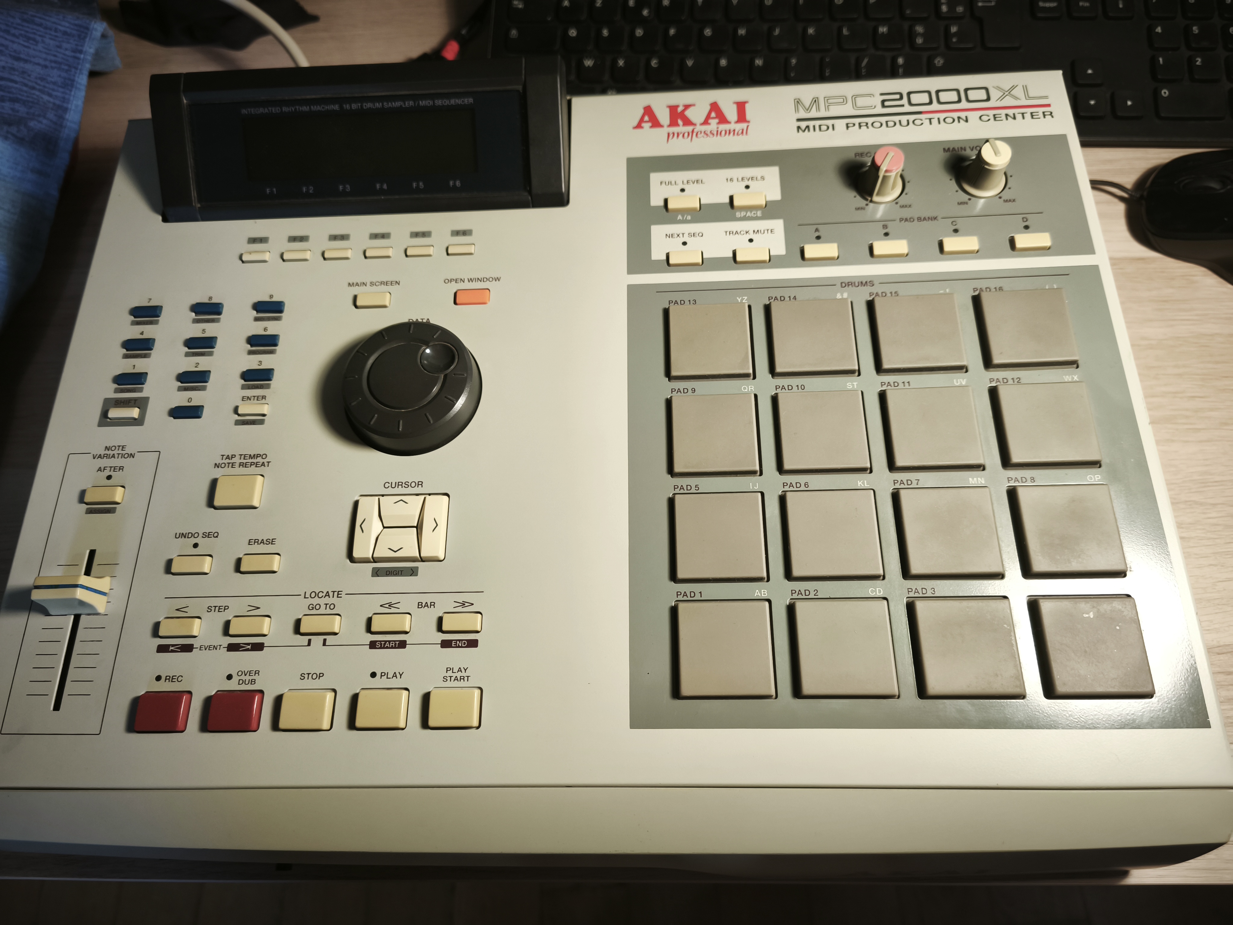 Vends Akai MPC 2000 XL en très bon état