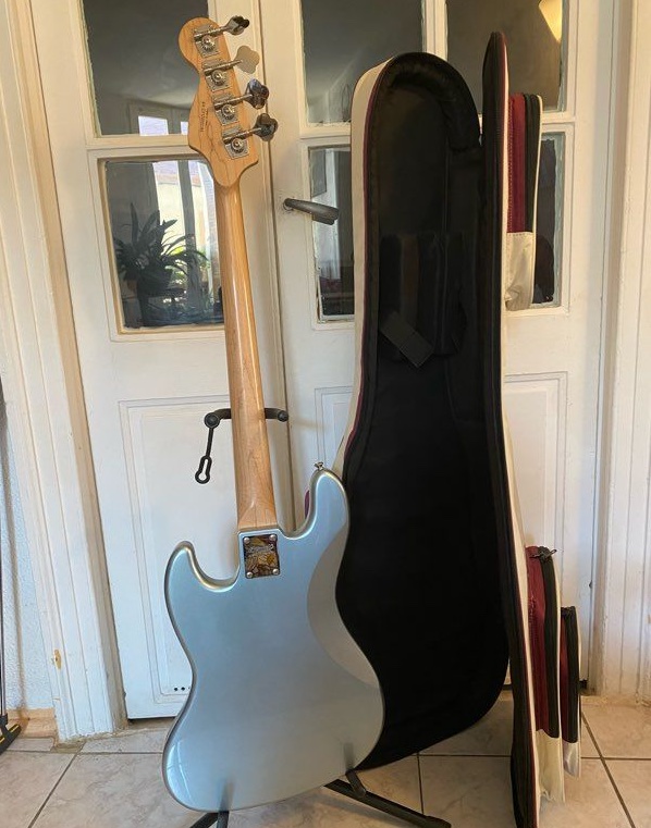 Vends Jazz Bass Squier + Housse