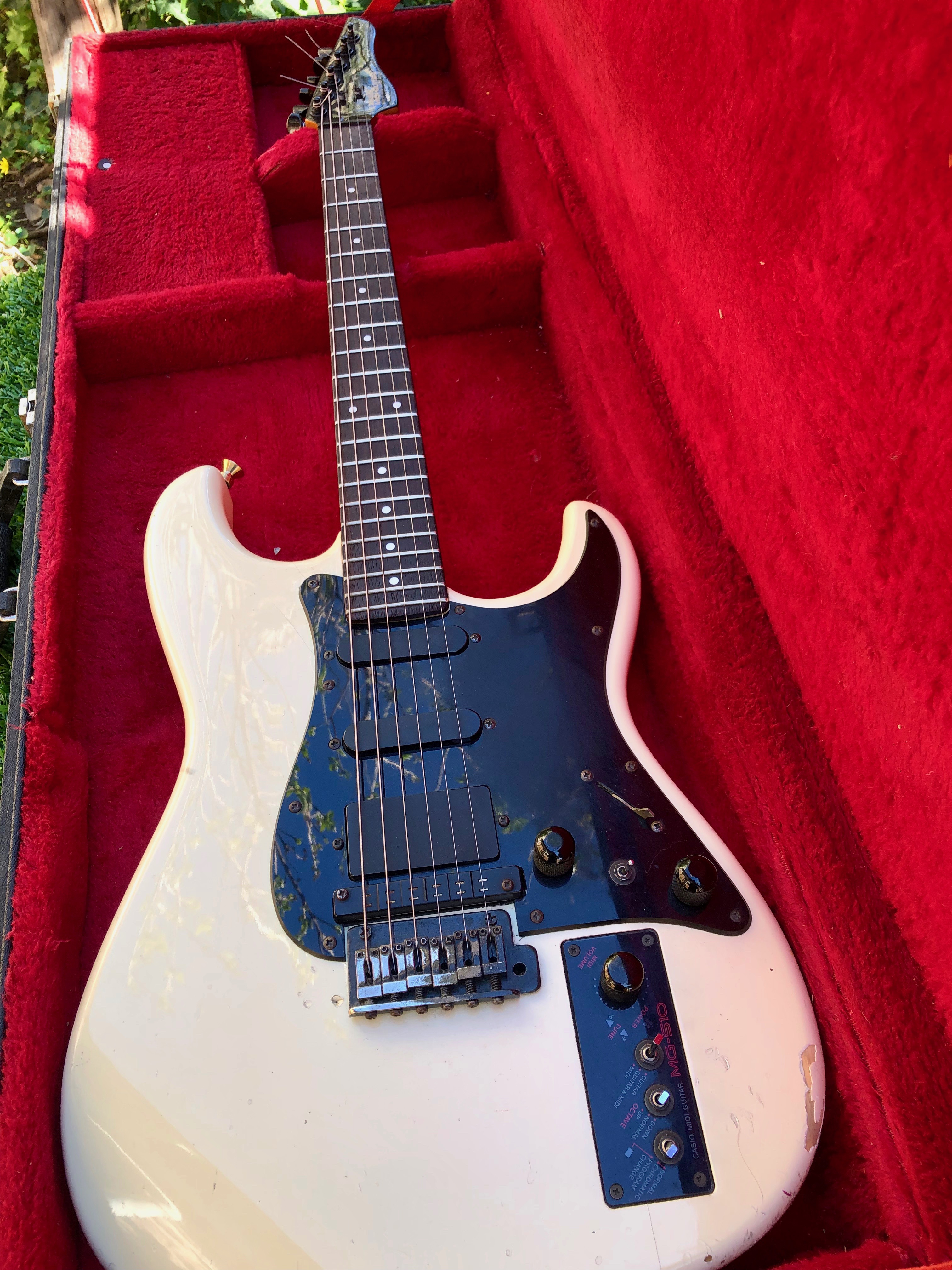 Vends guitare Casio Midi MG-510 avec étui.