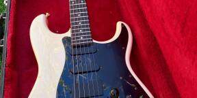 Vends guitare Casio Midi MG-510 avec étui.