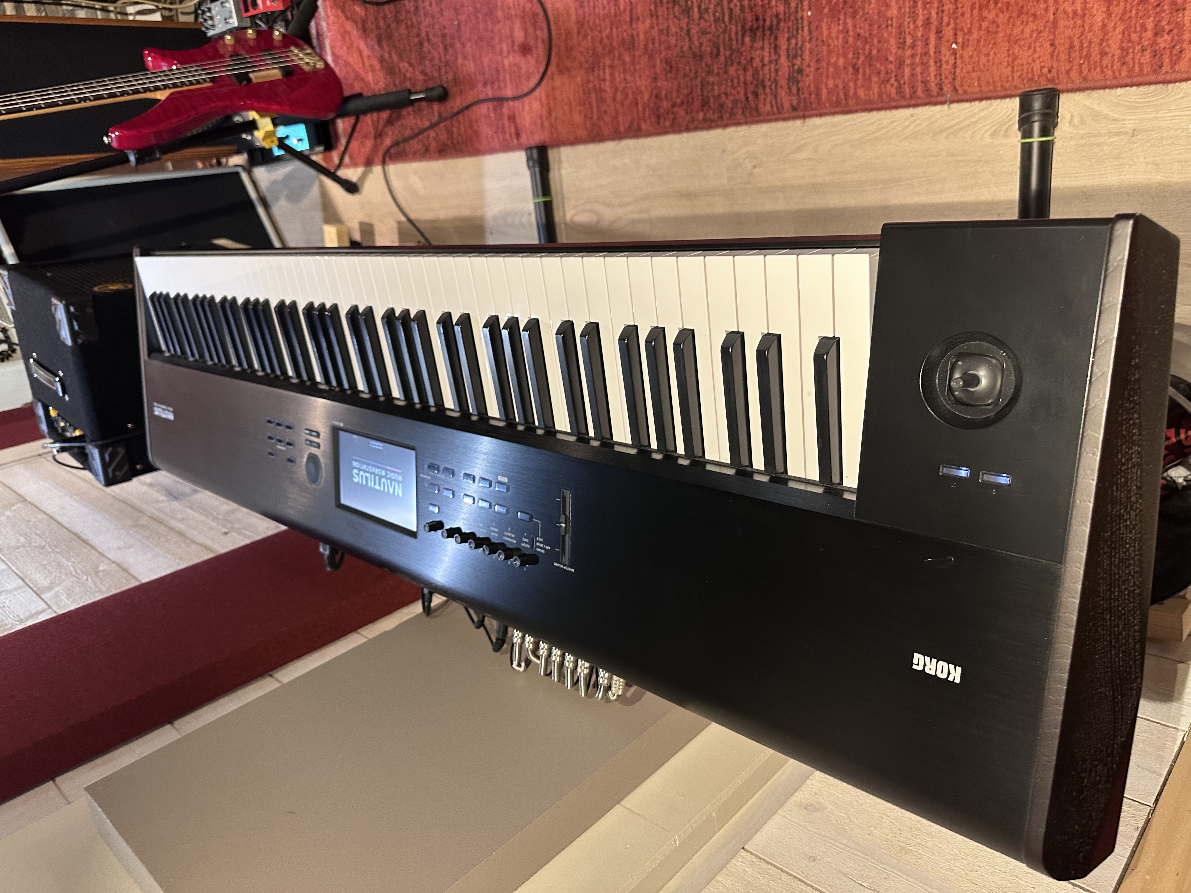 Vends Nautilus 88 état neuf, première main / facture, très peu joué, jamais sorti du studio + stand & pédale exp.